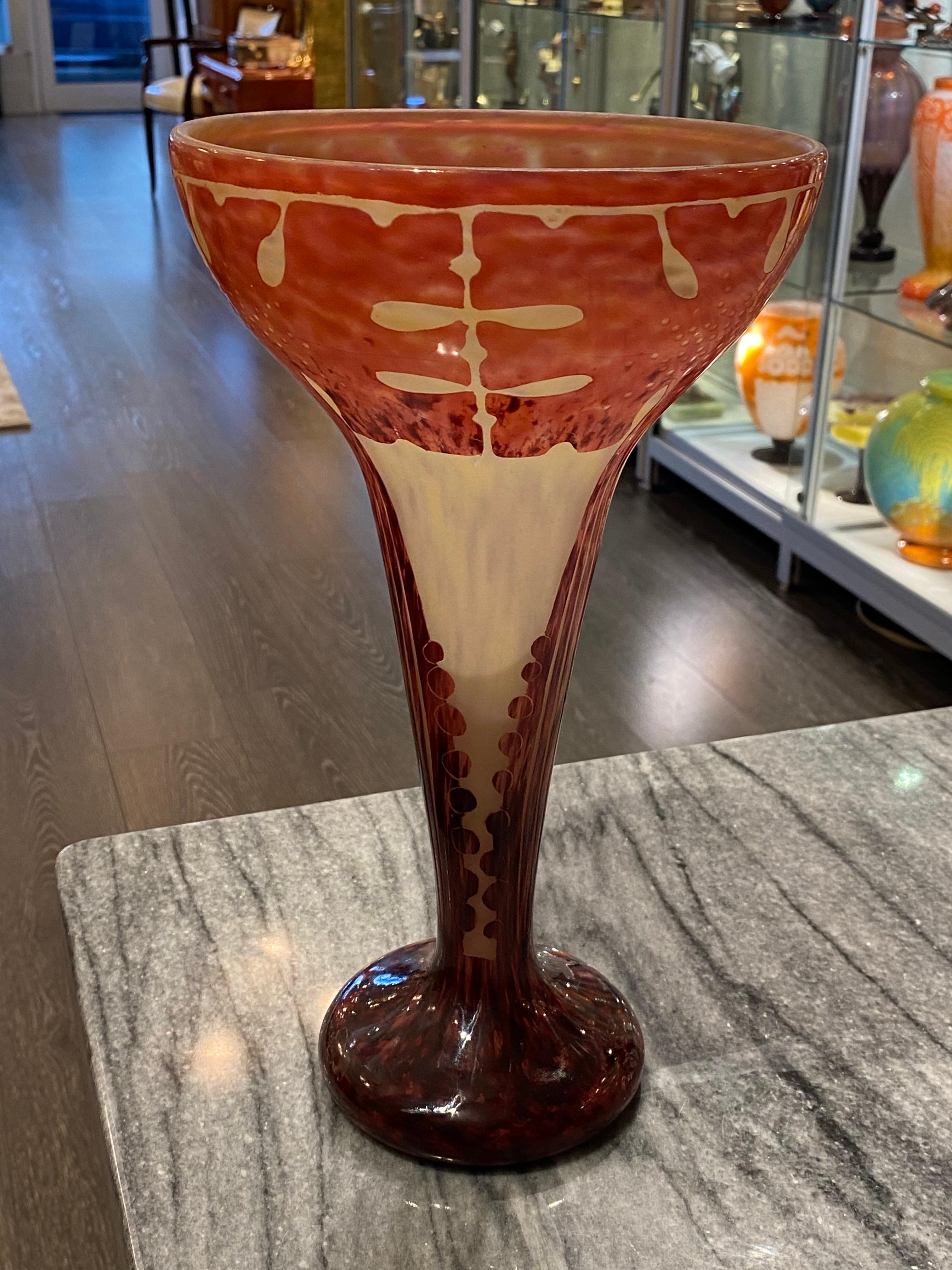 Buriné Vase en verre Art Déco Amarantes par Le Verre Français en vente