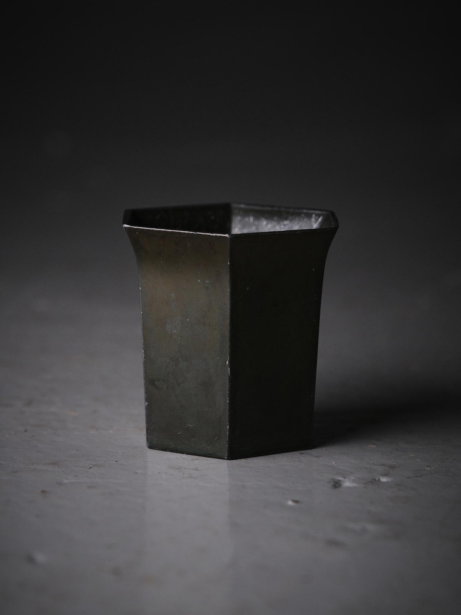 Piccolo vaso progettato e prodotto da Just Andersen in Danimarca nella prima metà del XX secolo. 