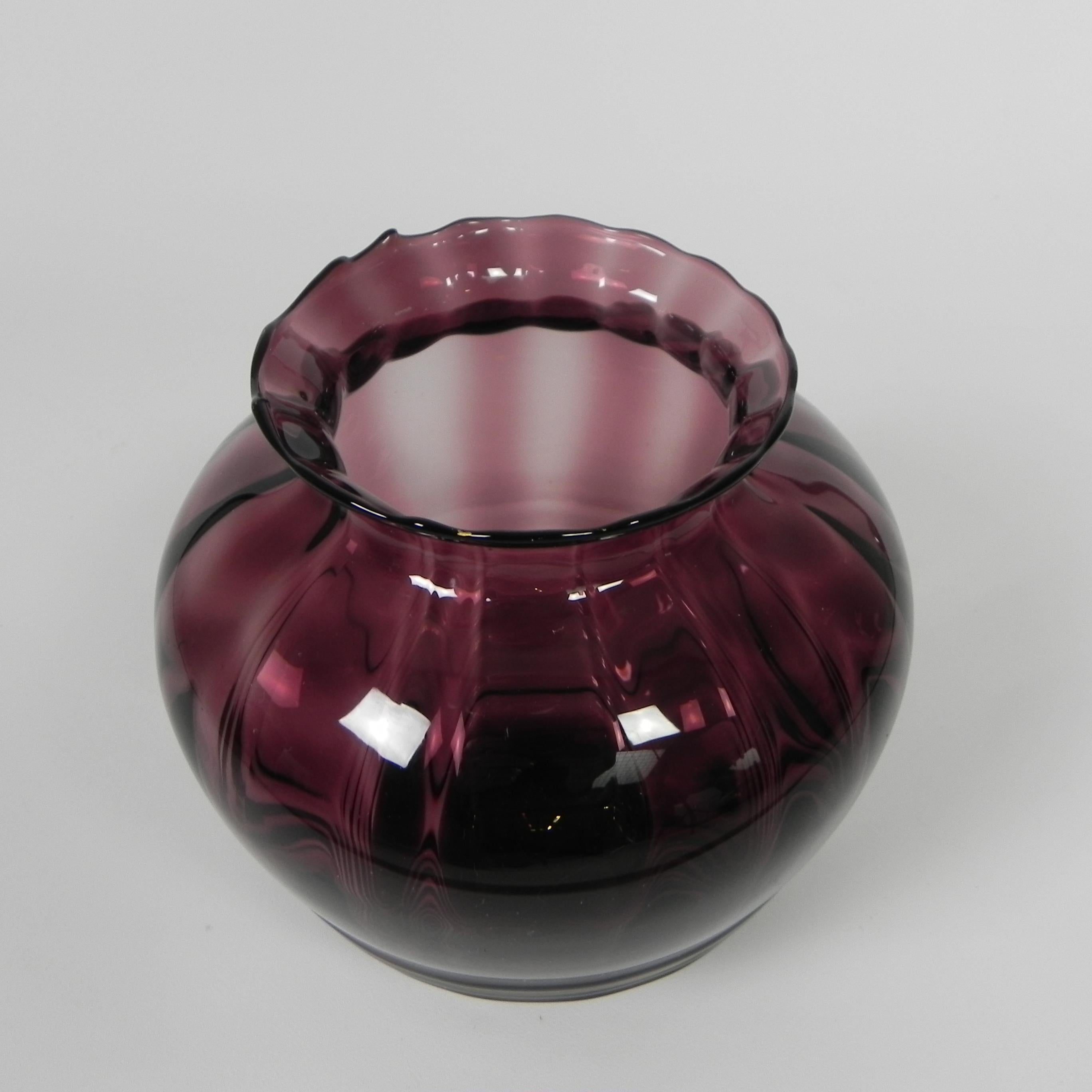 Art Deco vase Doyen, purple glass, 1930s In Good Condition For Sale In EINDHOVEN, NL