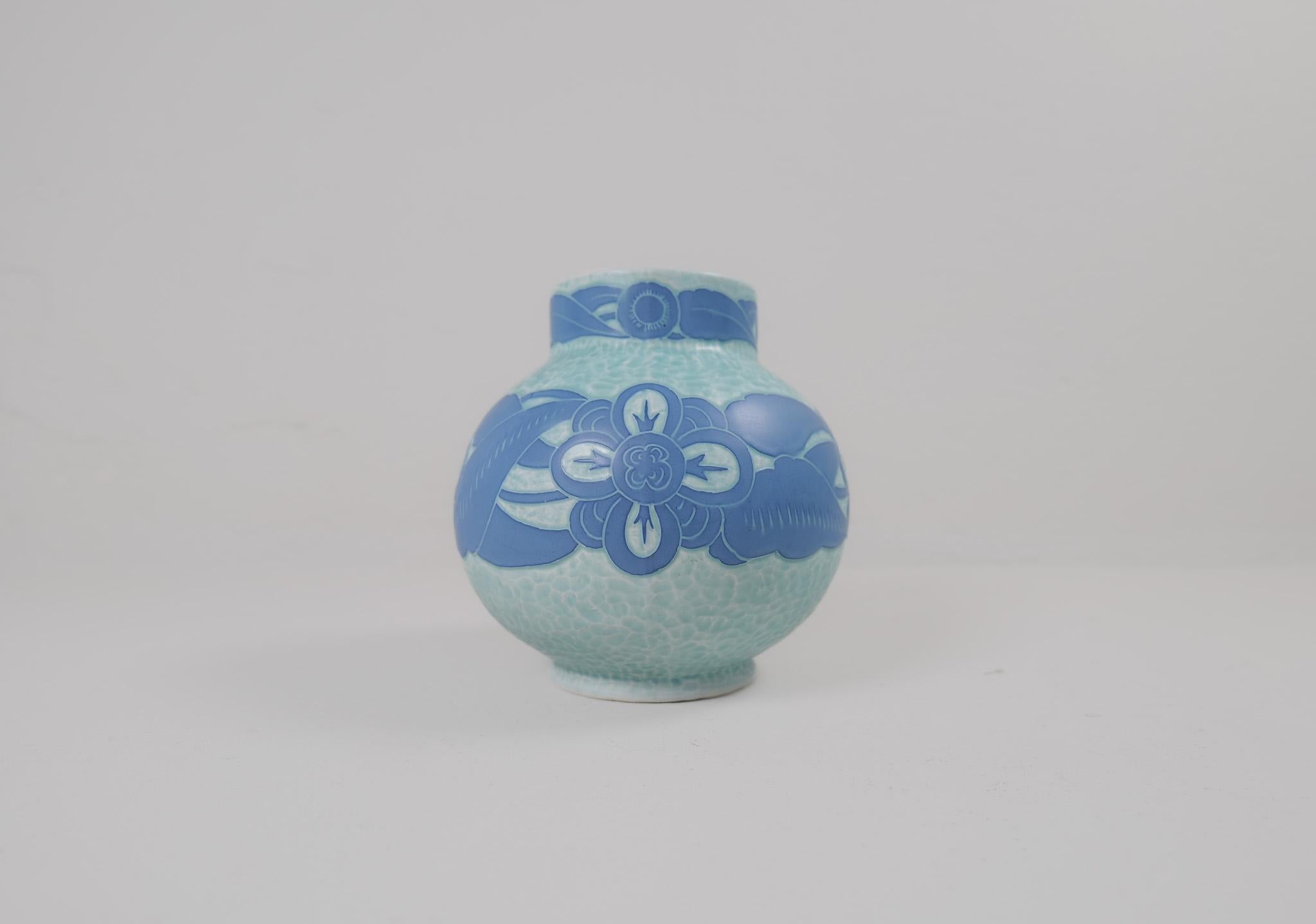 Vase Art Déco Sgraffito décoré d'un motif floral, par Josef Ekberg pour Gustavsberg.
Le sgraffite est une façon de combiner deux couches pour former un motif. La deuxième couche est grattée et il reste un fond bleu clair avec un magnifique motif sur
