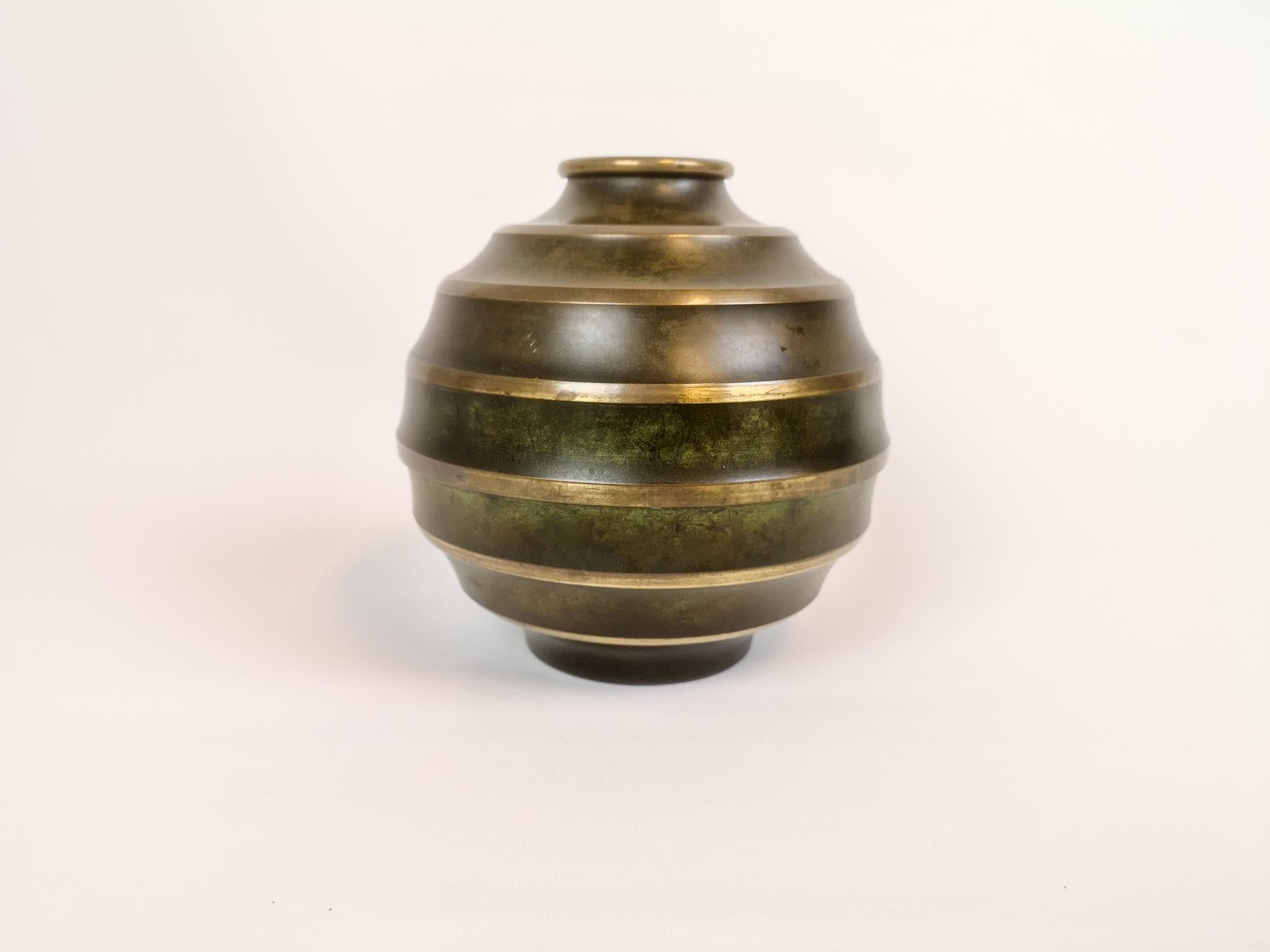 Wonderful Art Deco vase made in Sweden. The vase itself is made by SVM. It’s in patinated bronze and brass. 

It’s in good condition with wear and patina

Measures: H 18, D 19 cm.
