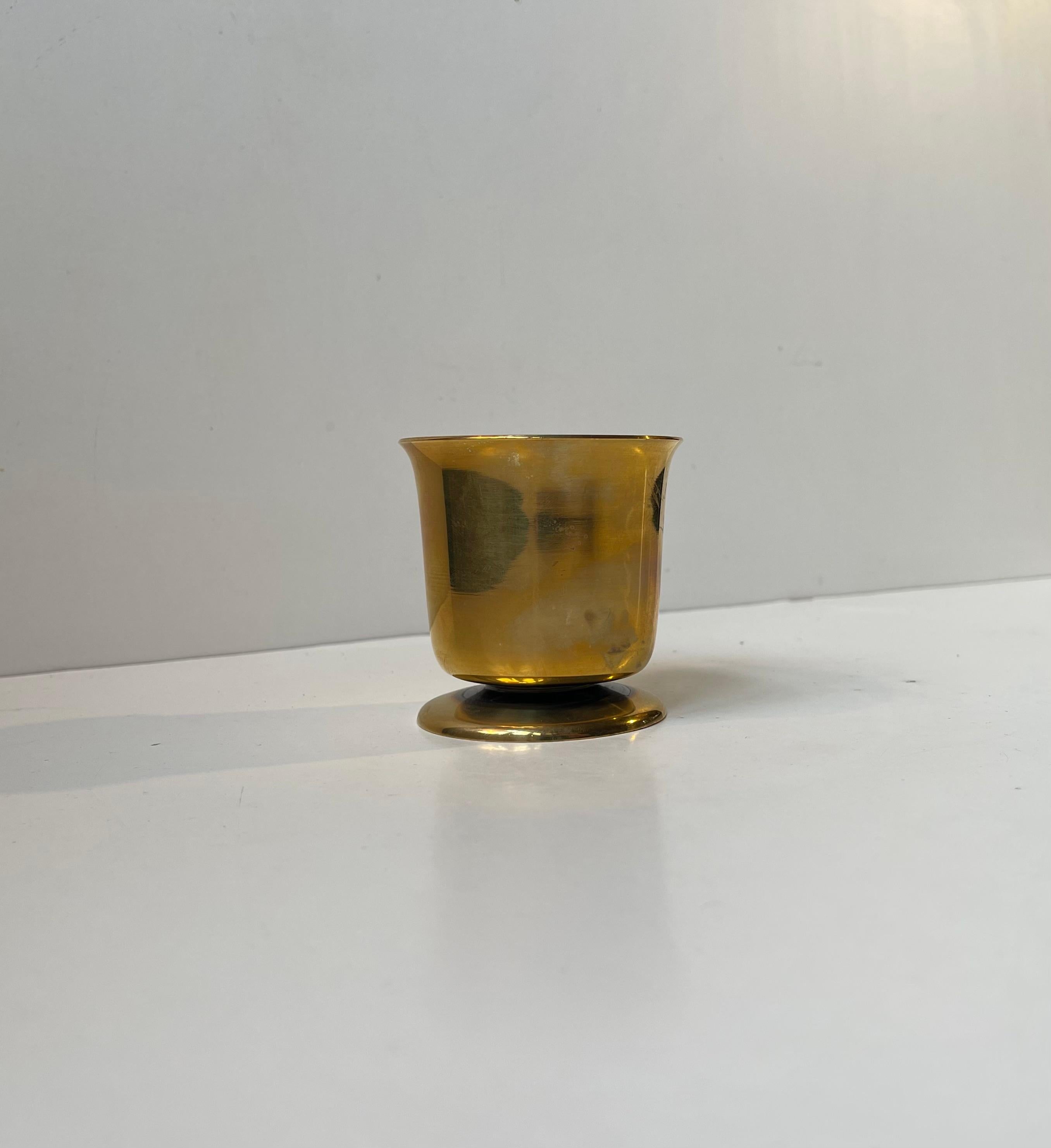 Jarrón con pie o pitillera de bronce macizo. Fabricado por Nordisk Malm en Dinamarca durante la década de 1940 en un estilo que recuerda a Just Andersen. 

Medidas: H: 7,5 cm. Diámetro: 7.5 cm.