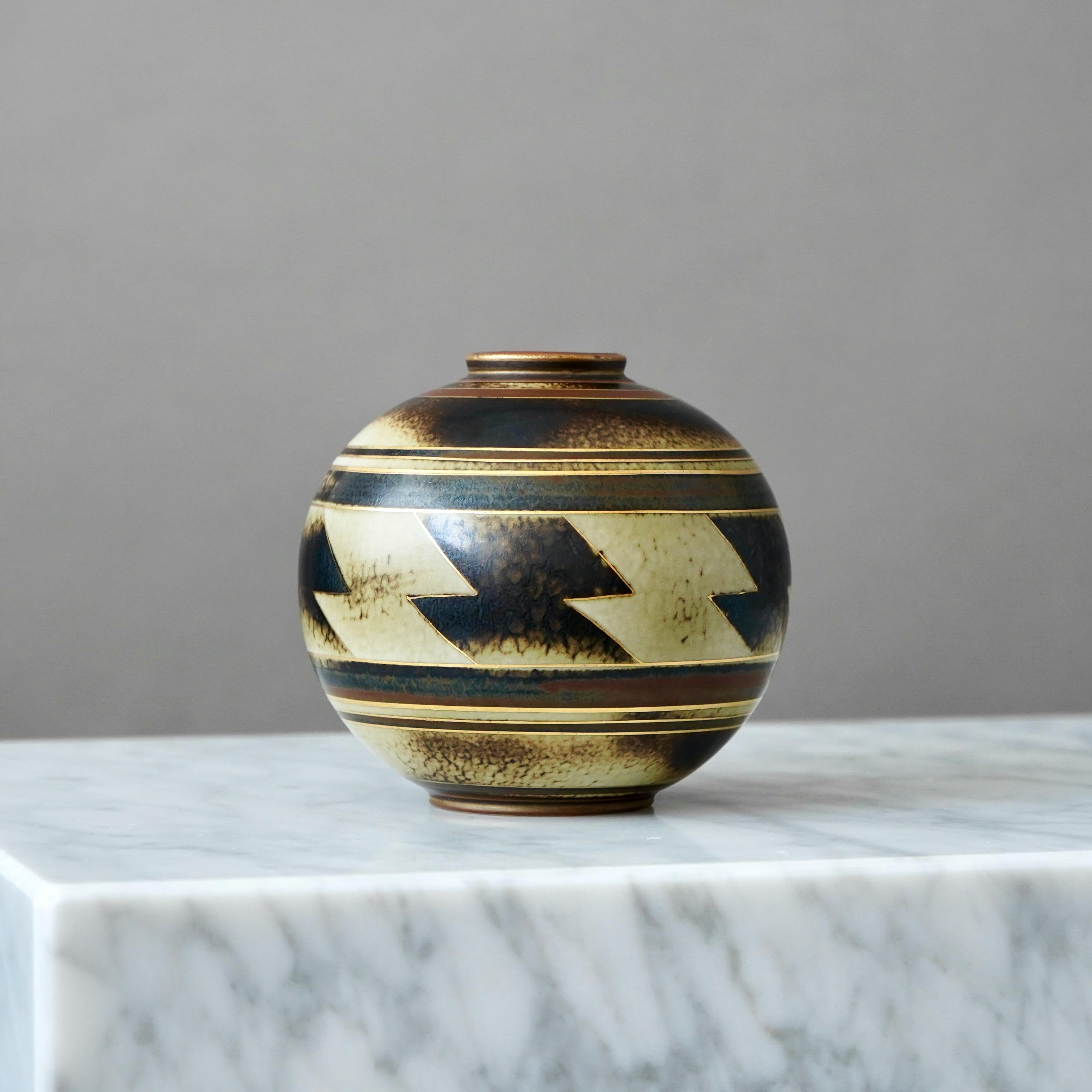 Un bellissimo vaso in gres art déco. Smalto sorprendente con dettagli dipinti a mano in oro.
Disegnata da Gunnar Nylund per ALP (Lidköping Porslinsfabrik), Svezia, anni '30.

Ottime condizioni, solo una leggera usura dell'oro.
Timbro 