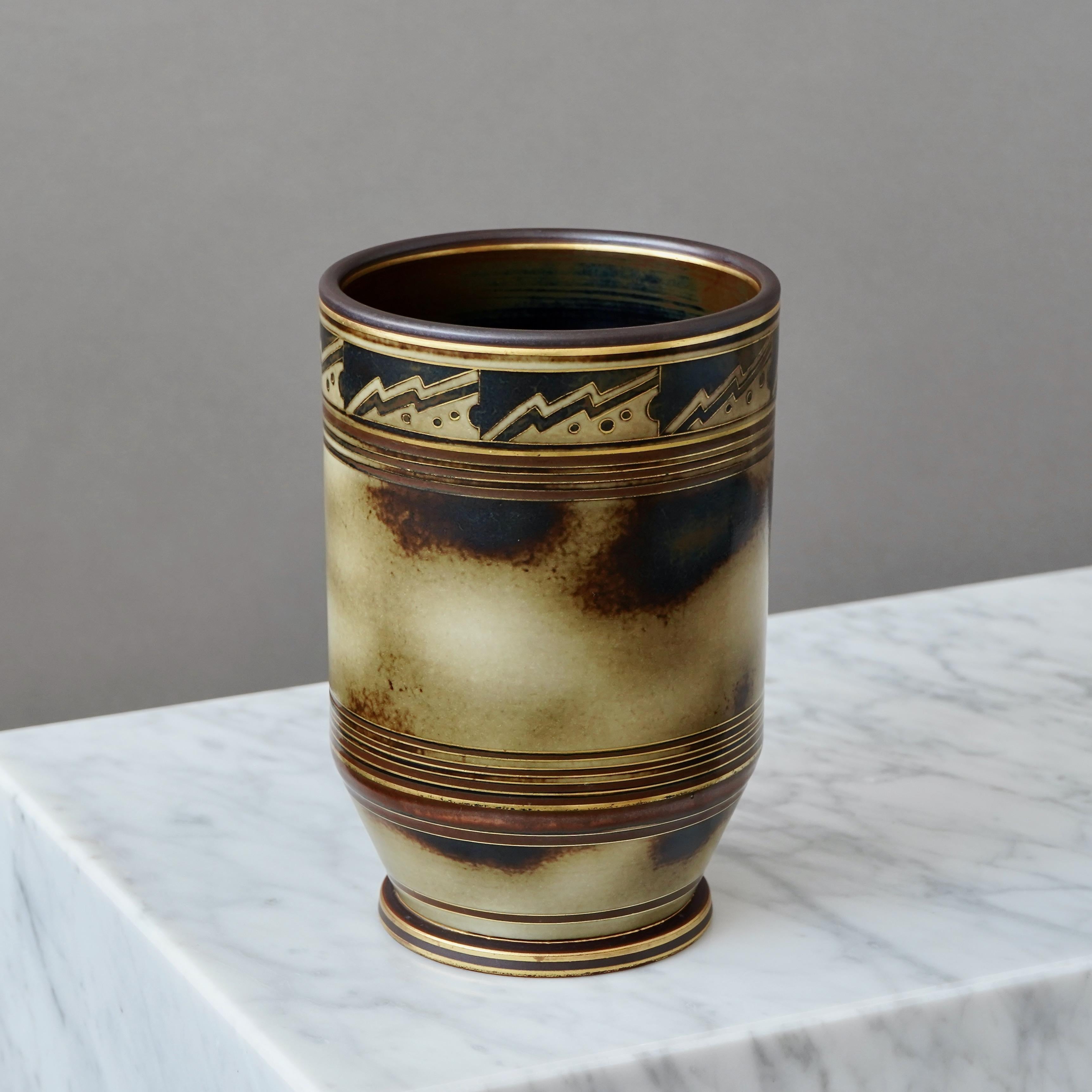 Art Déco Vaso Art Deco in marrone e oro di Gunnar Nylund per ALP, Svezia, anni '30 in vendita