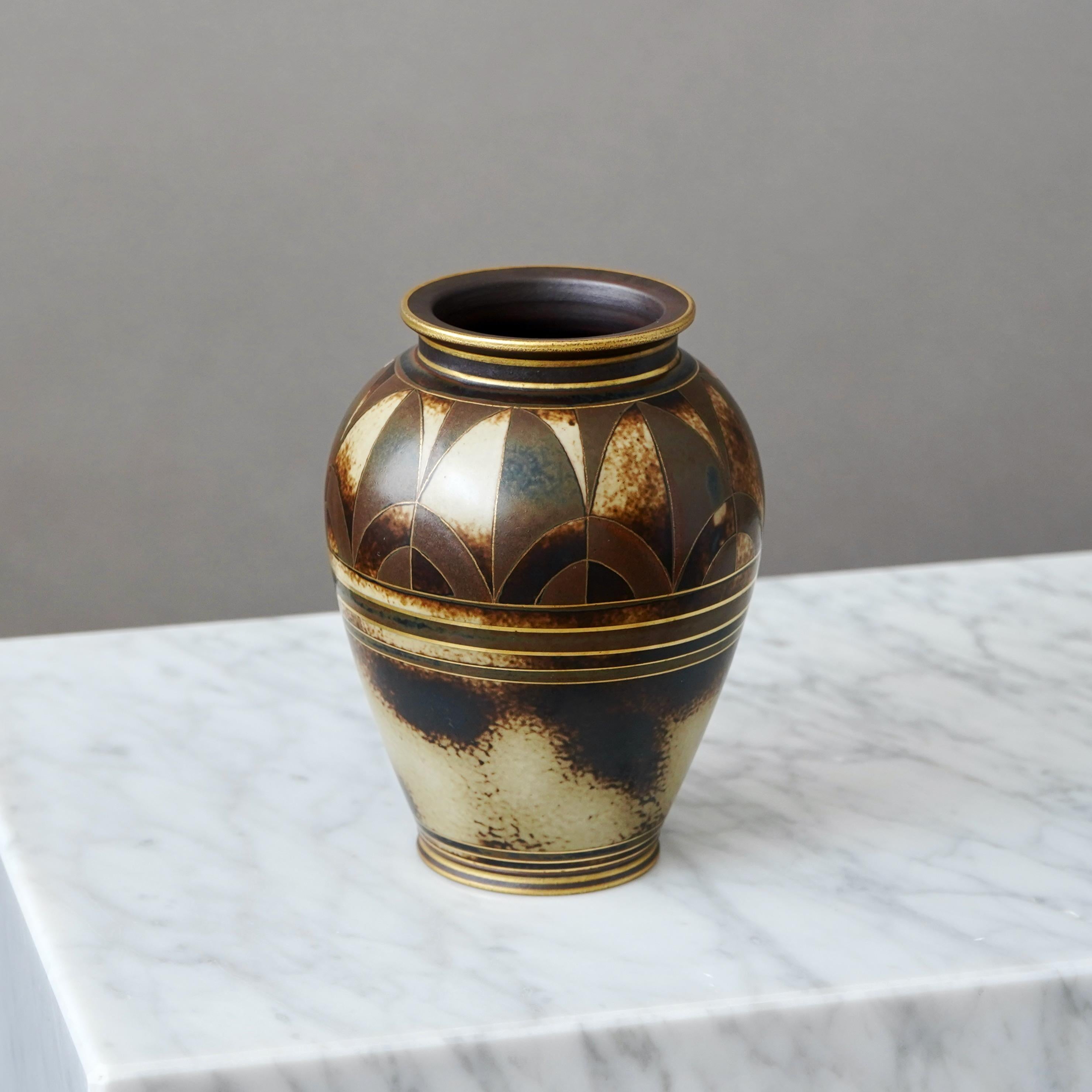 Art Déco Vaso Art Deco in marrone e oro di Gunnar Nylund per ALP, Svezia, anni '30 in vendita