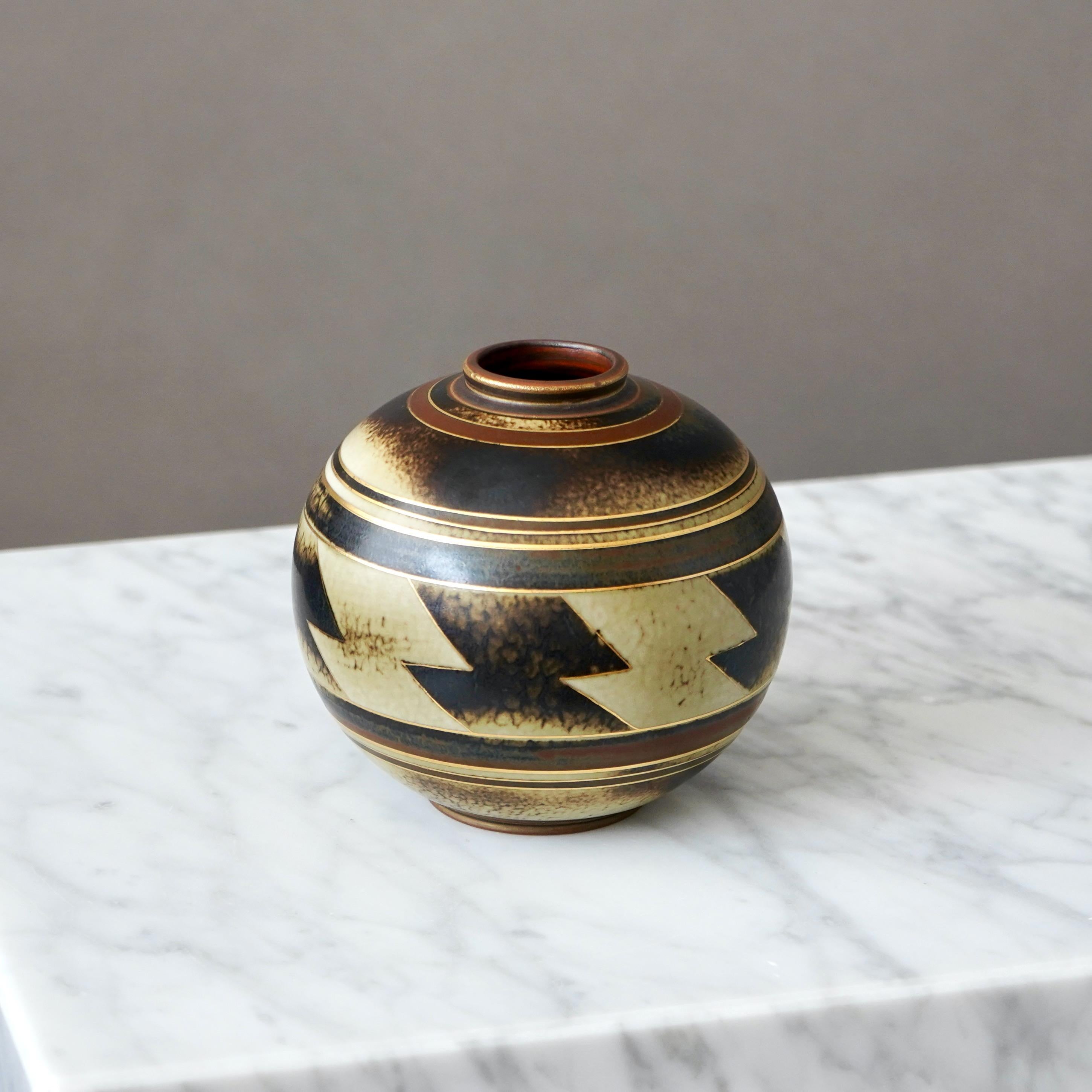 Art Déco Vaso Art Deco in marrone e oro di Gunnar Nylund per ALP, Svezia, anni '30 in vendita