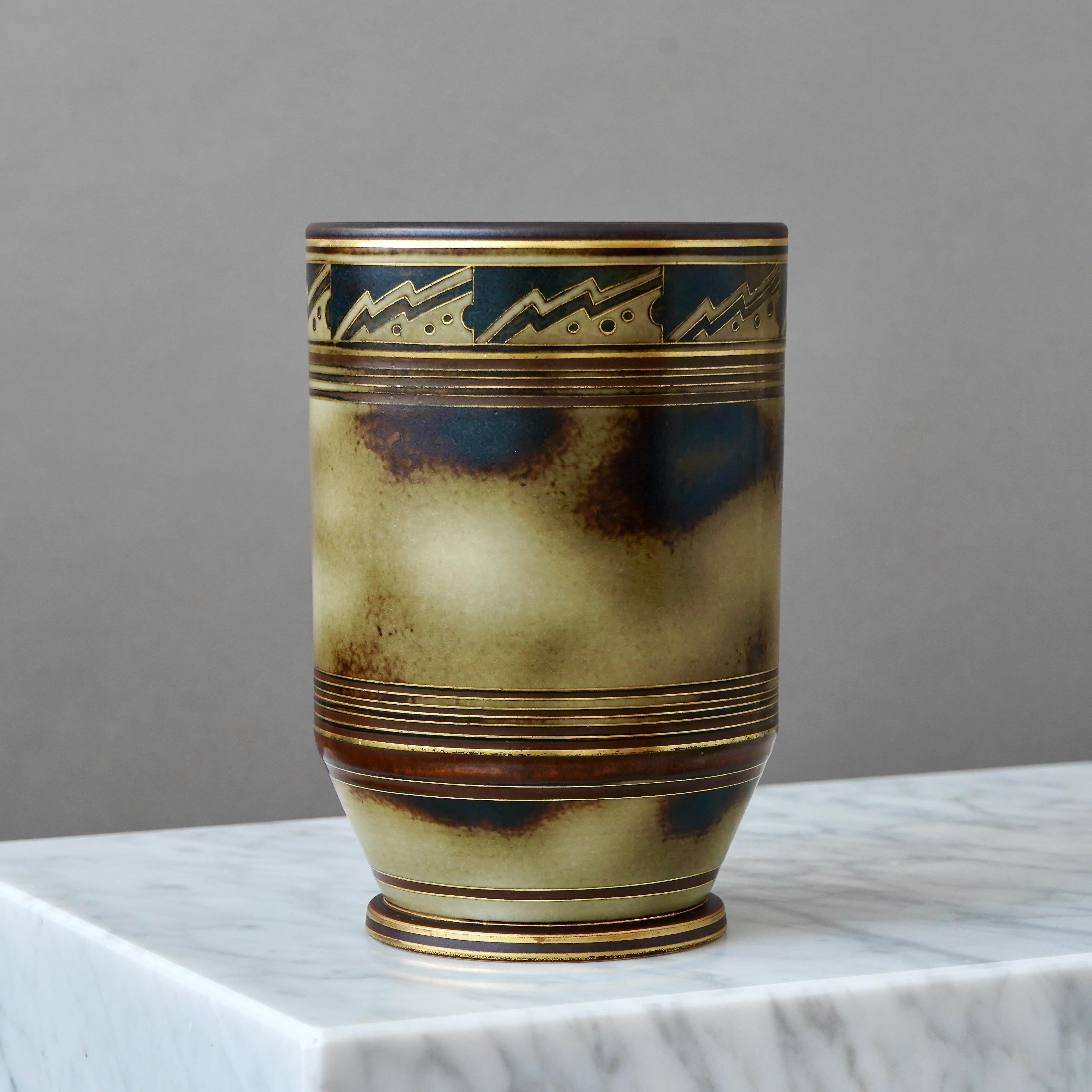 Svedese Vaso Art Deco in marrone e oro di Gunnar Nylund per ALP, Svezia, anni '30 in vendita