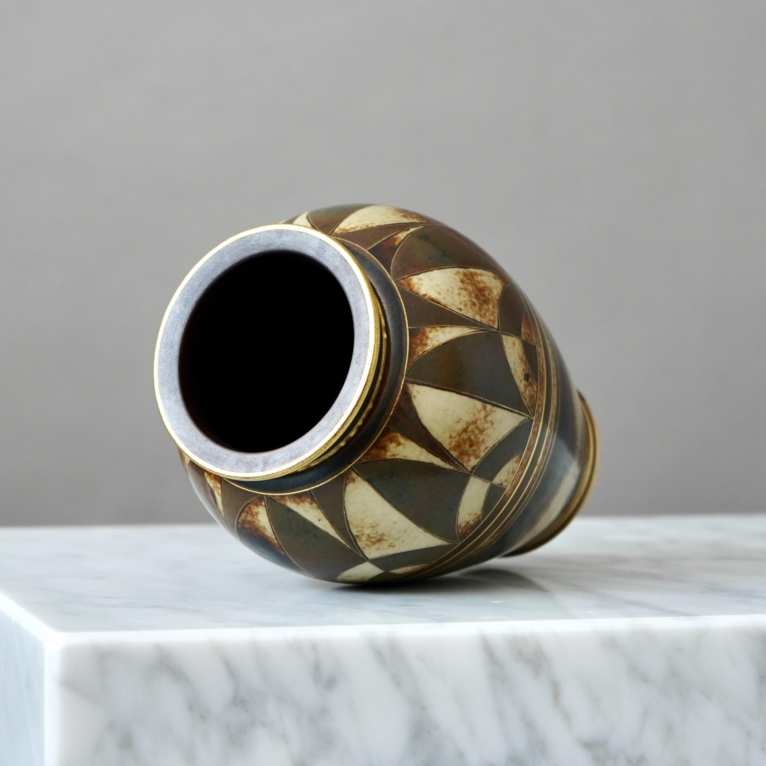 Svedese Vaso Art Deco in marrone e oro di Gunnar Nylund per ALP, Svezia, anni '30 in vendita