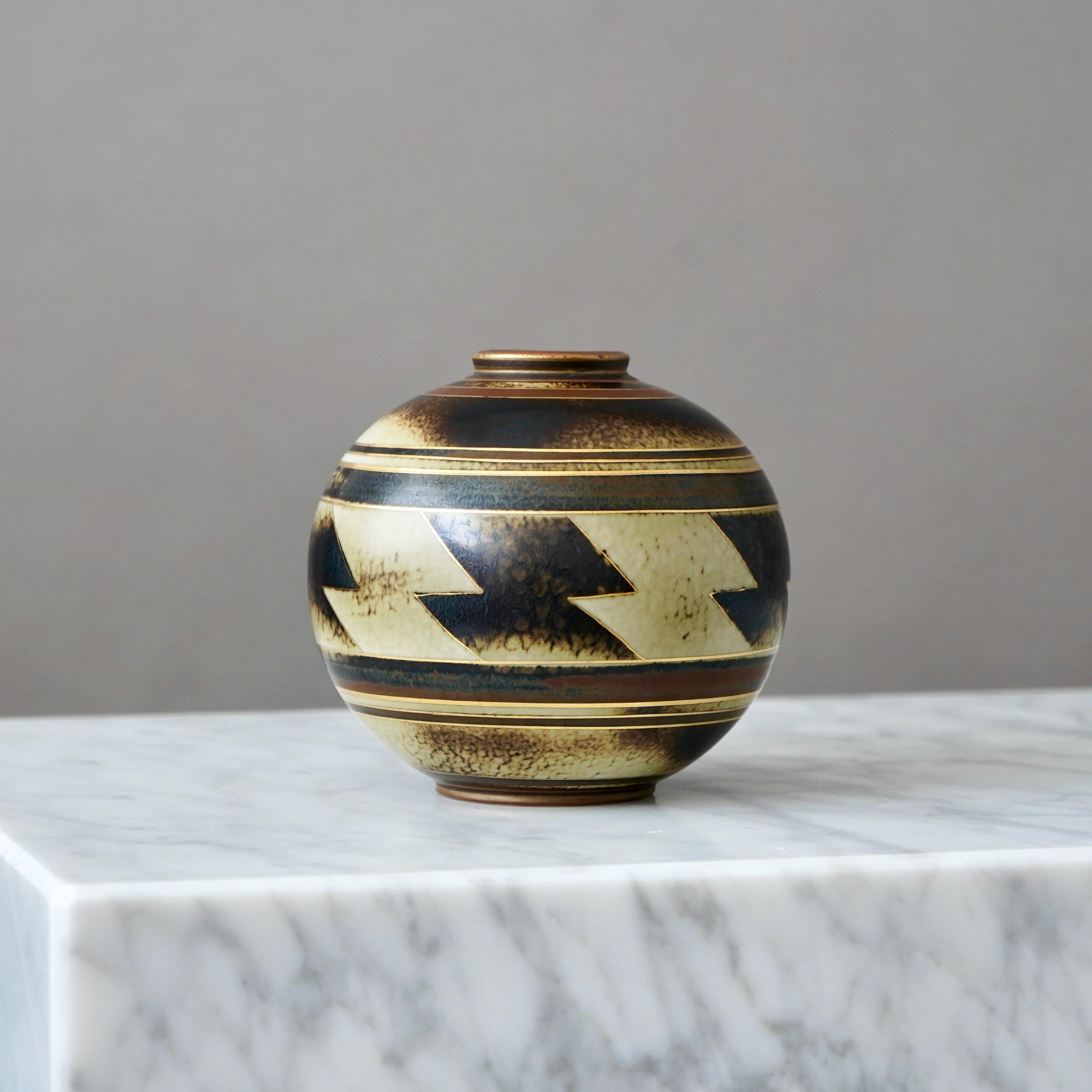 Svedese Vaso Art Deco in marrone e oro di Gunnar Nylund per ALP, Svezia, anni '30 in vendita