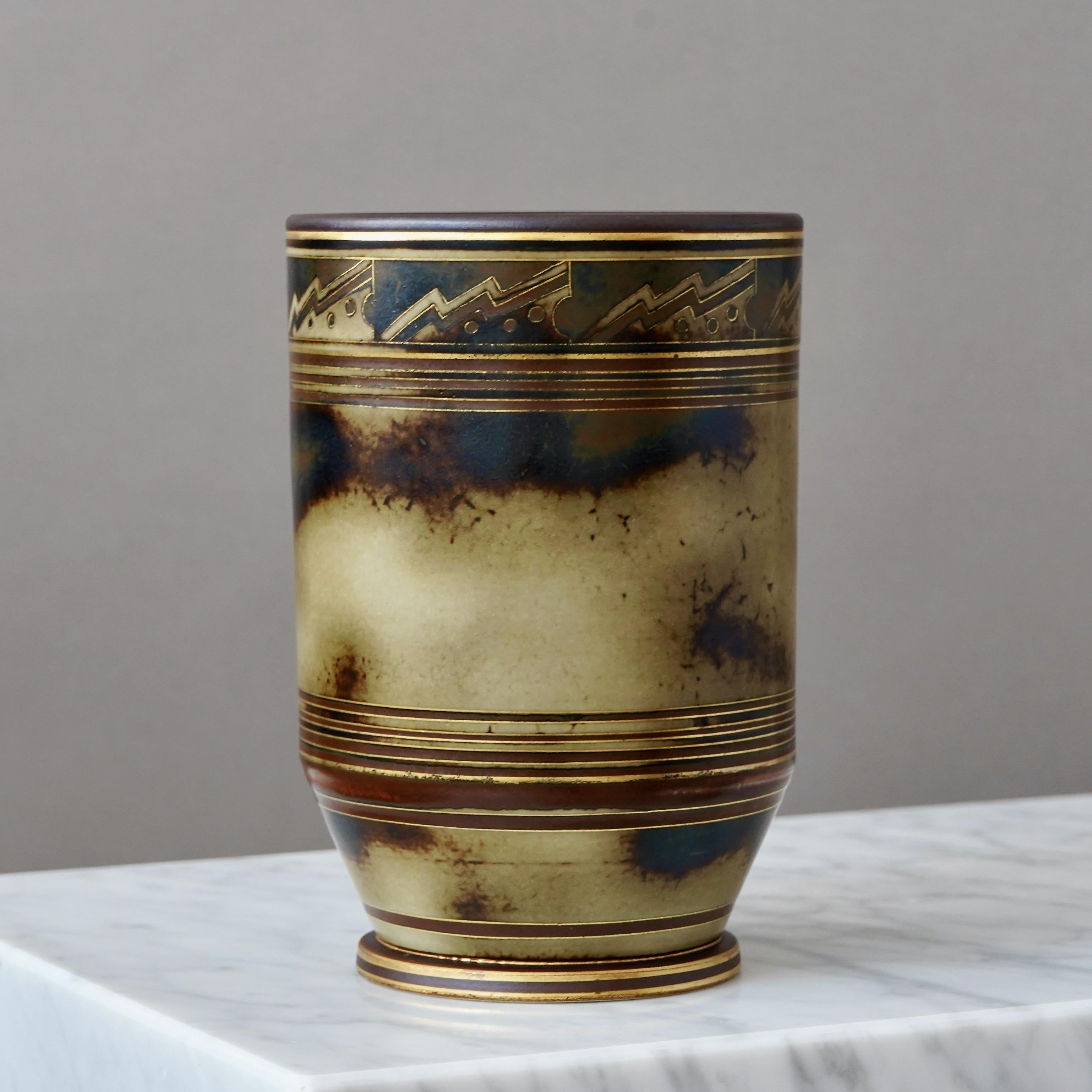 Dipinto a mano Vaso Art Deco in marrone e oro di Gunnar Nylund per ALP, Svezia, anni '30 in vendita