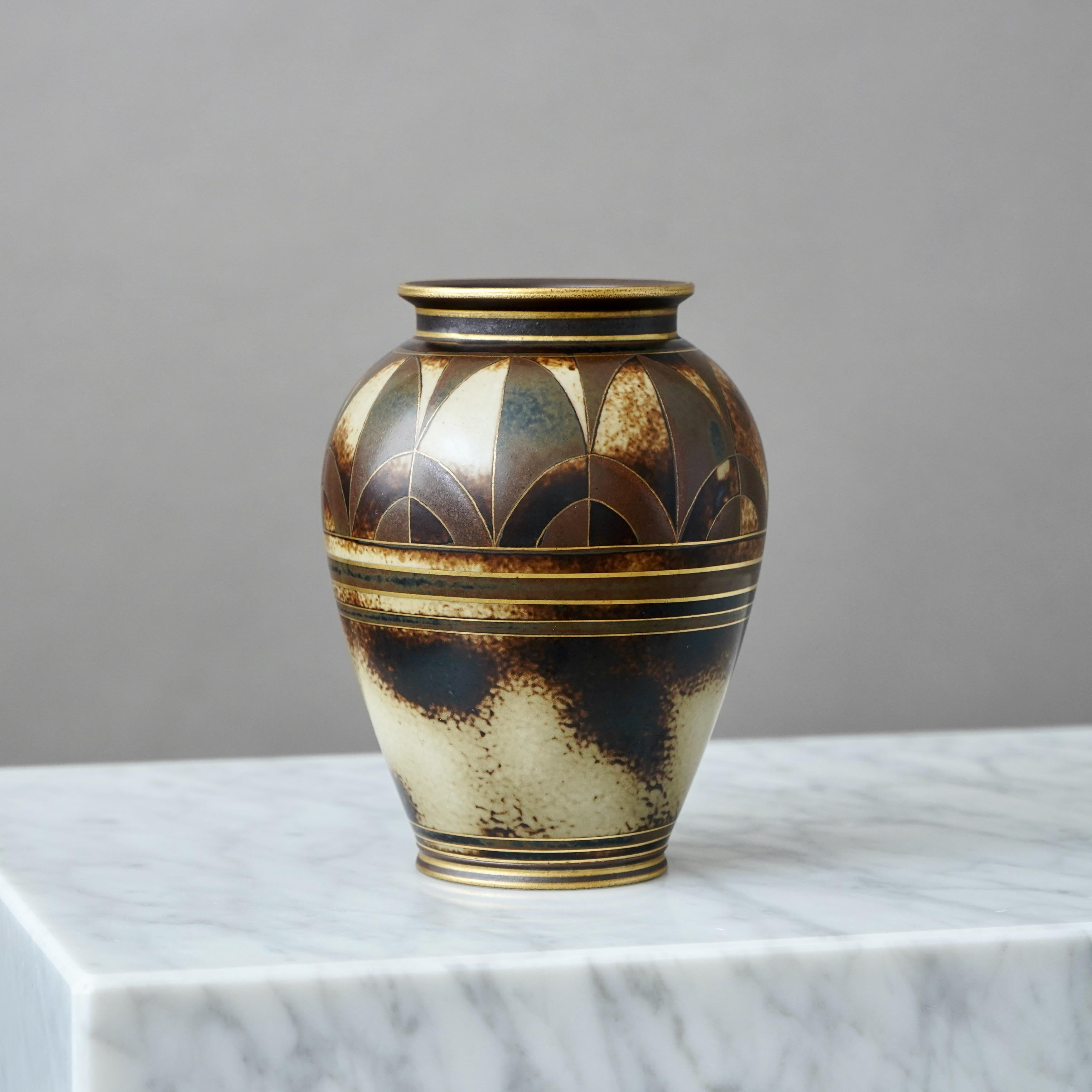 Dipinto a mano Vaso Art Deco in marrone e oro di Gunnar Nylund per ALP, Svezia, anni '30 in vendita