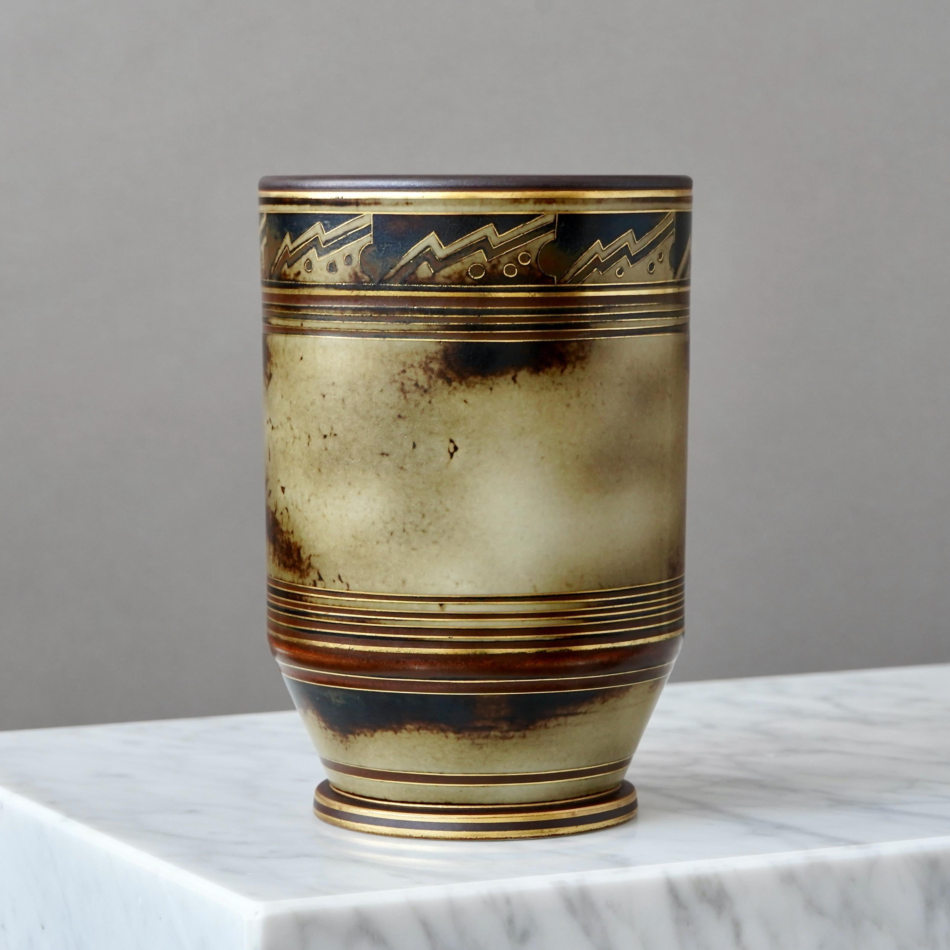 Vaso Art Deco in marrone e oro di Gunnar Nylund per ALP, Svezia, anni '30 In condizioni buone in vendita a Malmö, SE