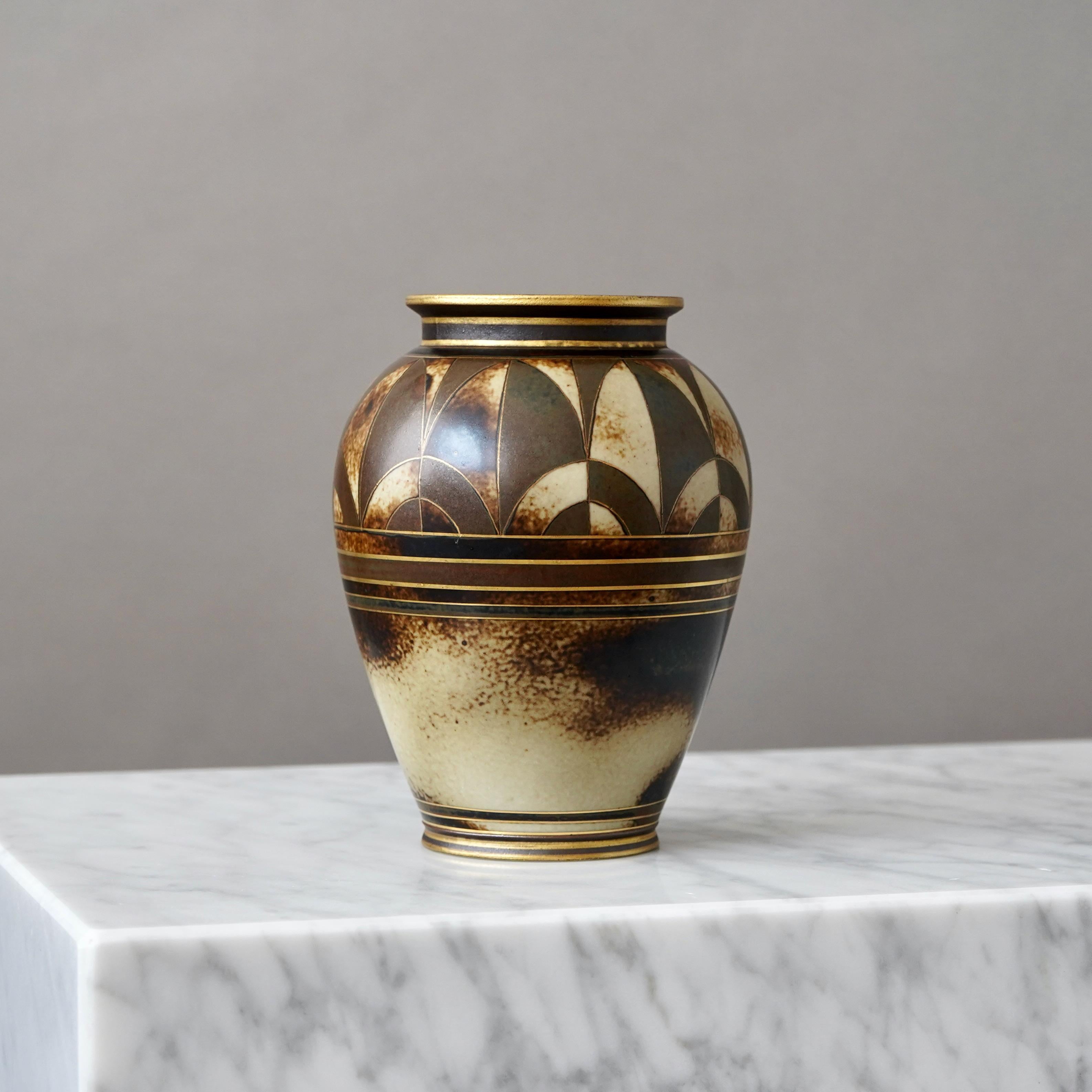 Vaso Art Deco in marrone e oro di Gunnar Nylund per ALP, Svezia, anni '30 In condizioni buone in vendita a Malmö, SE