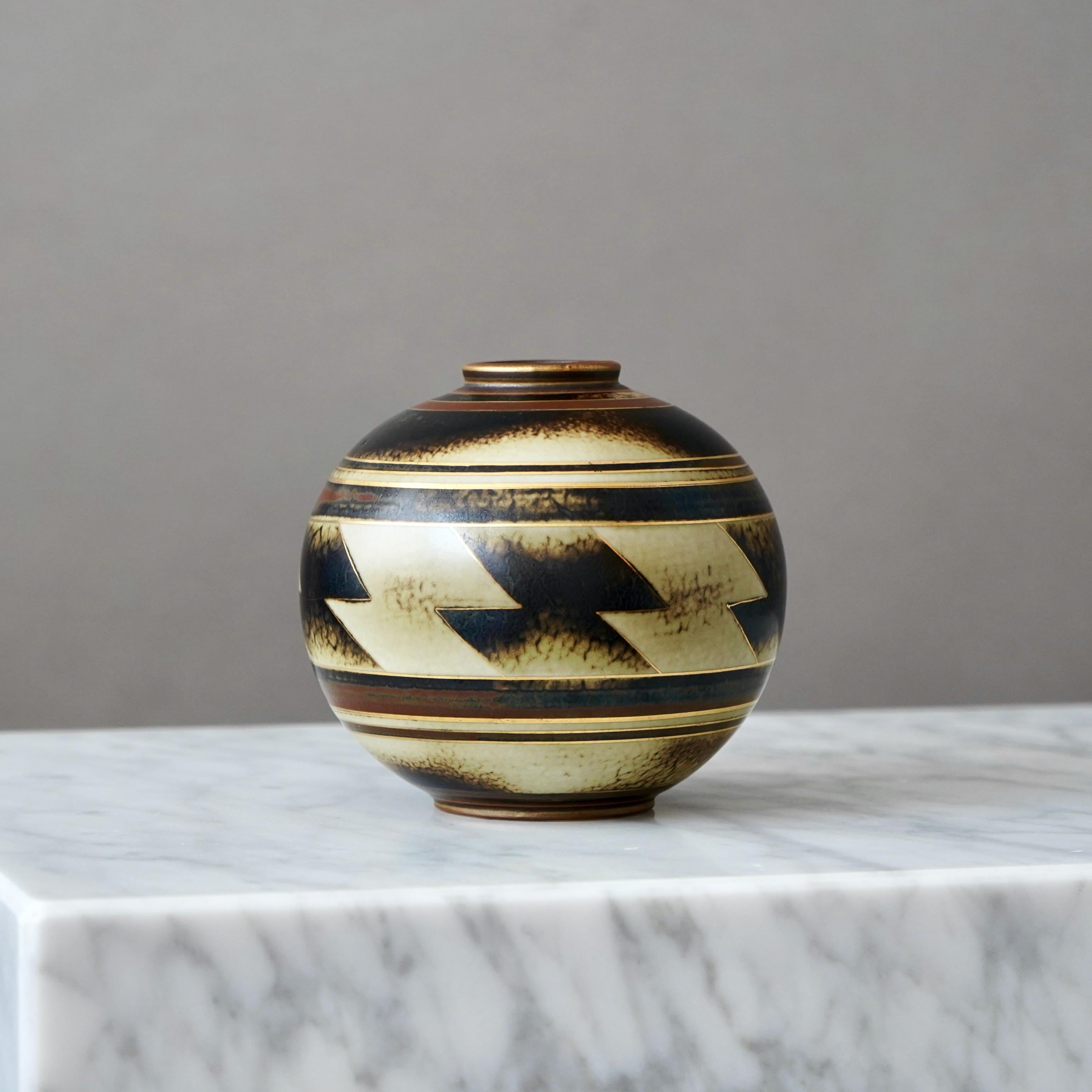 Vaso Art Deco in marrone e oro di Gunnar Nylund per ALP, Svezia, anni '30 In condizioni buone in vendita a Malmö, SE