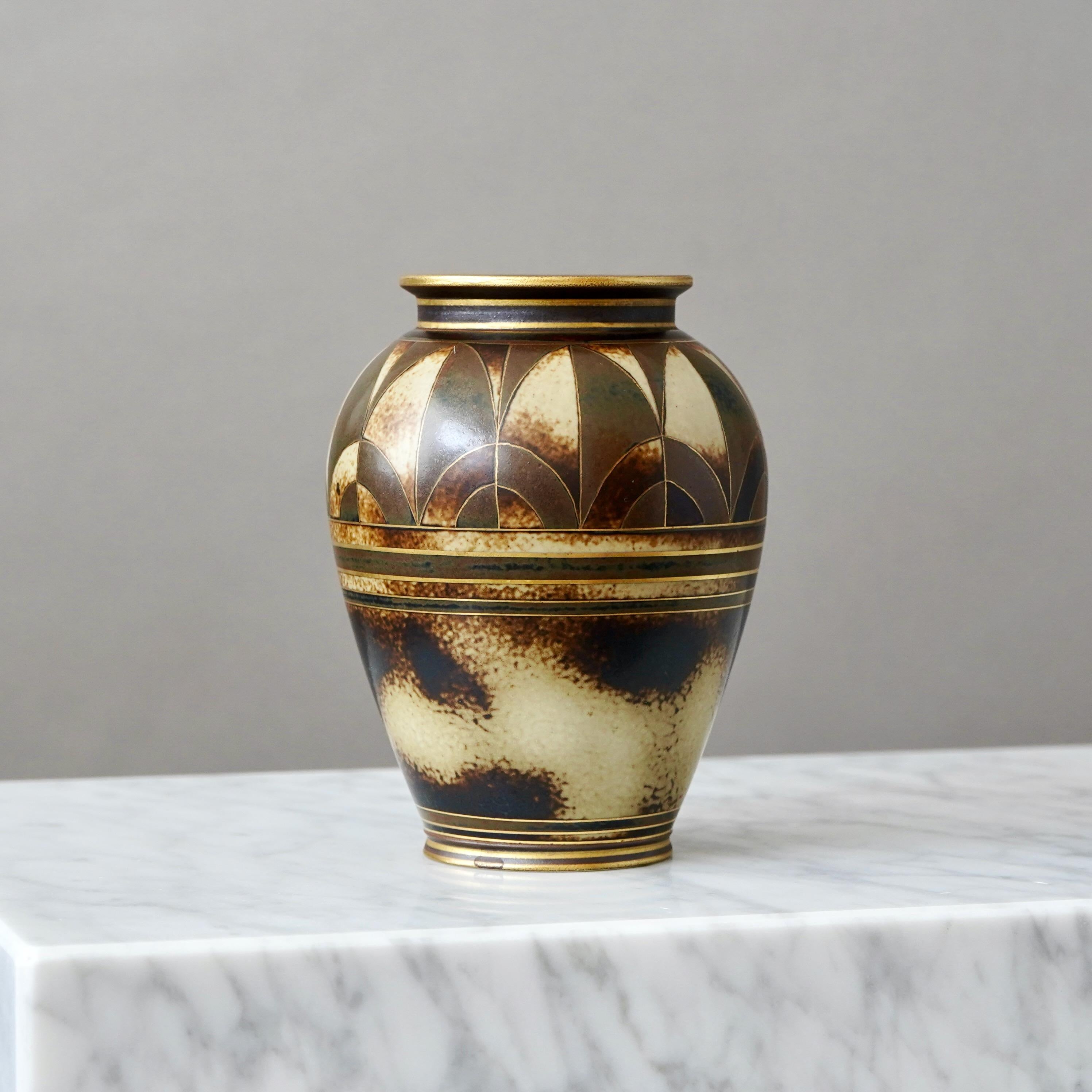 XX secolo Vaso Art Deco in marrone e oro di Gunnar Nylund per ALP, Svezia, anni '30 in vendita
