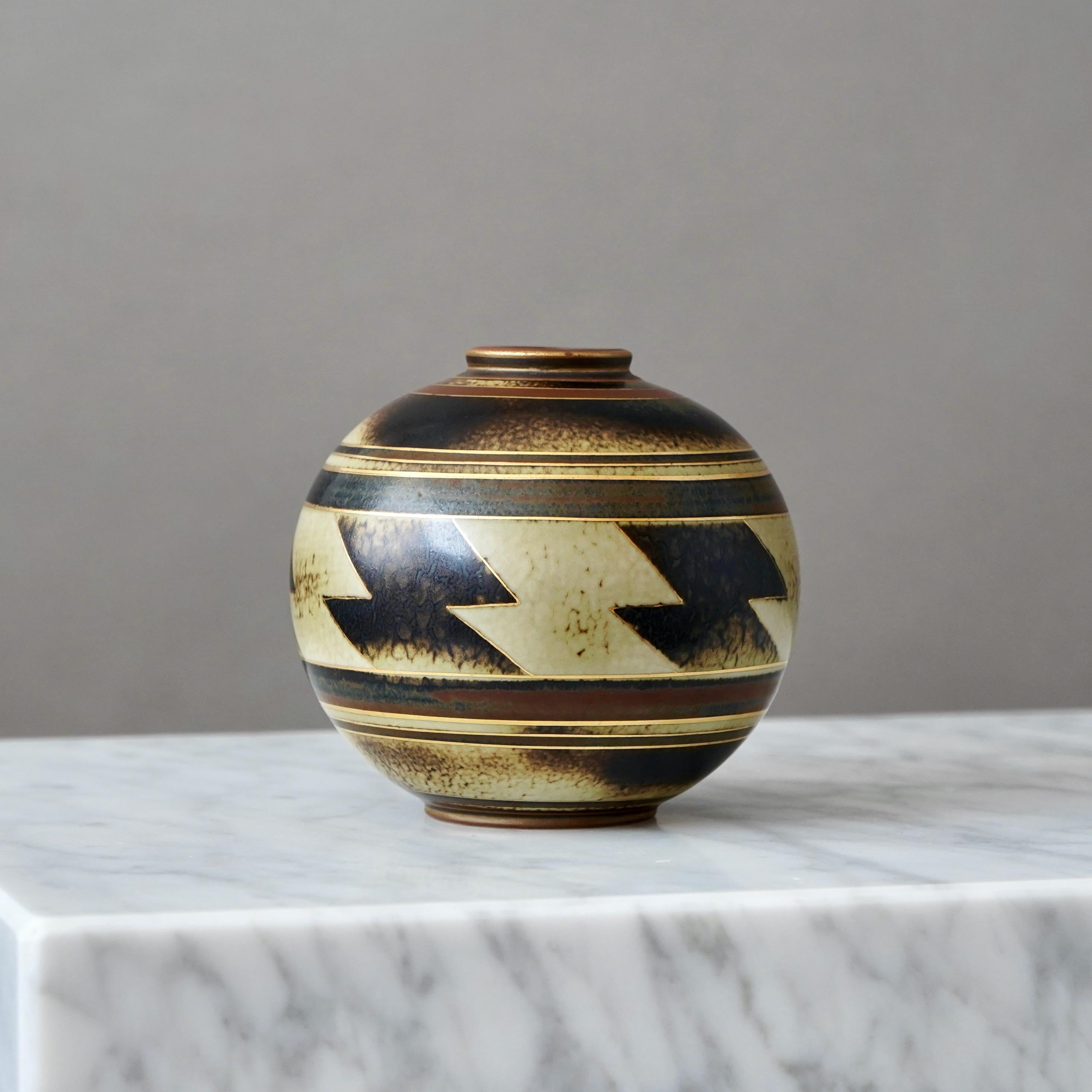 XX secolo Vaso Art Deco in marrone e oro di Gunnar Nylund per ALP, Svezia, anni '30 in vendita