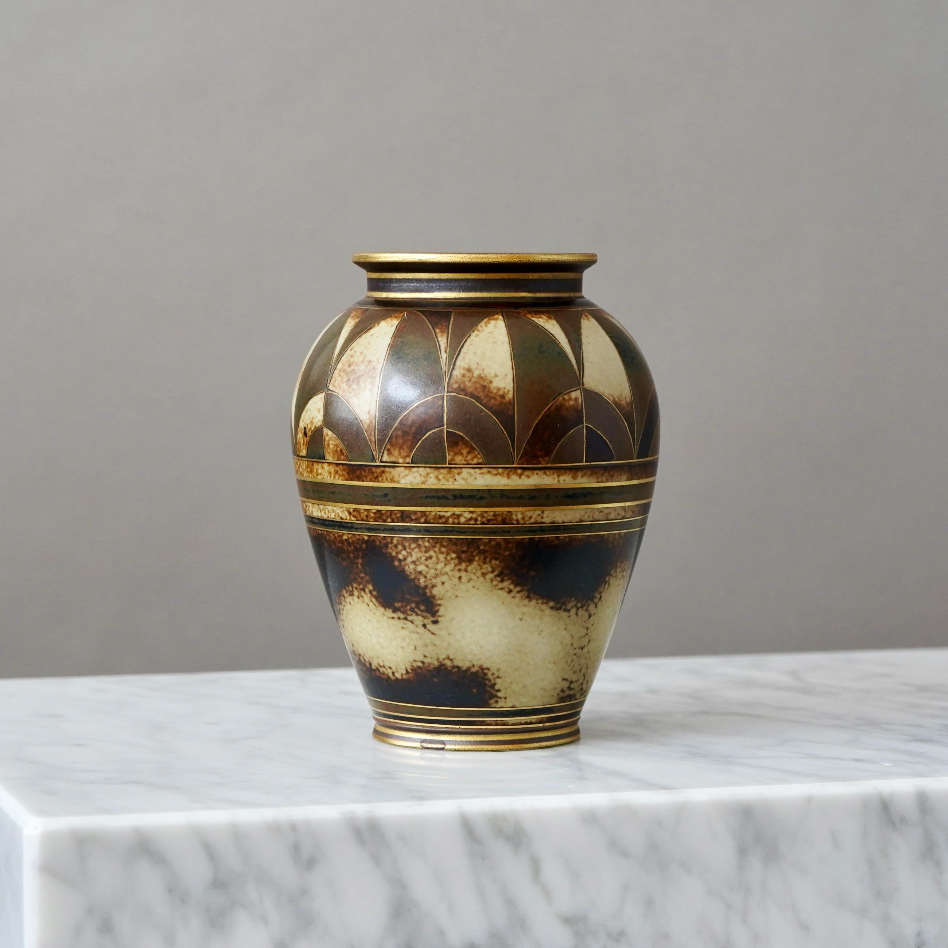 Vaso Art Deco in marrone e oro di Gunnar Nylund per ALP, Svezia, anni '30 in vendita 1