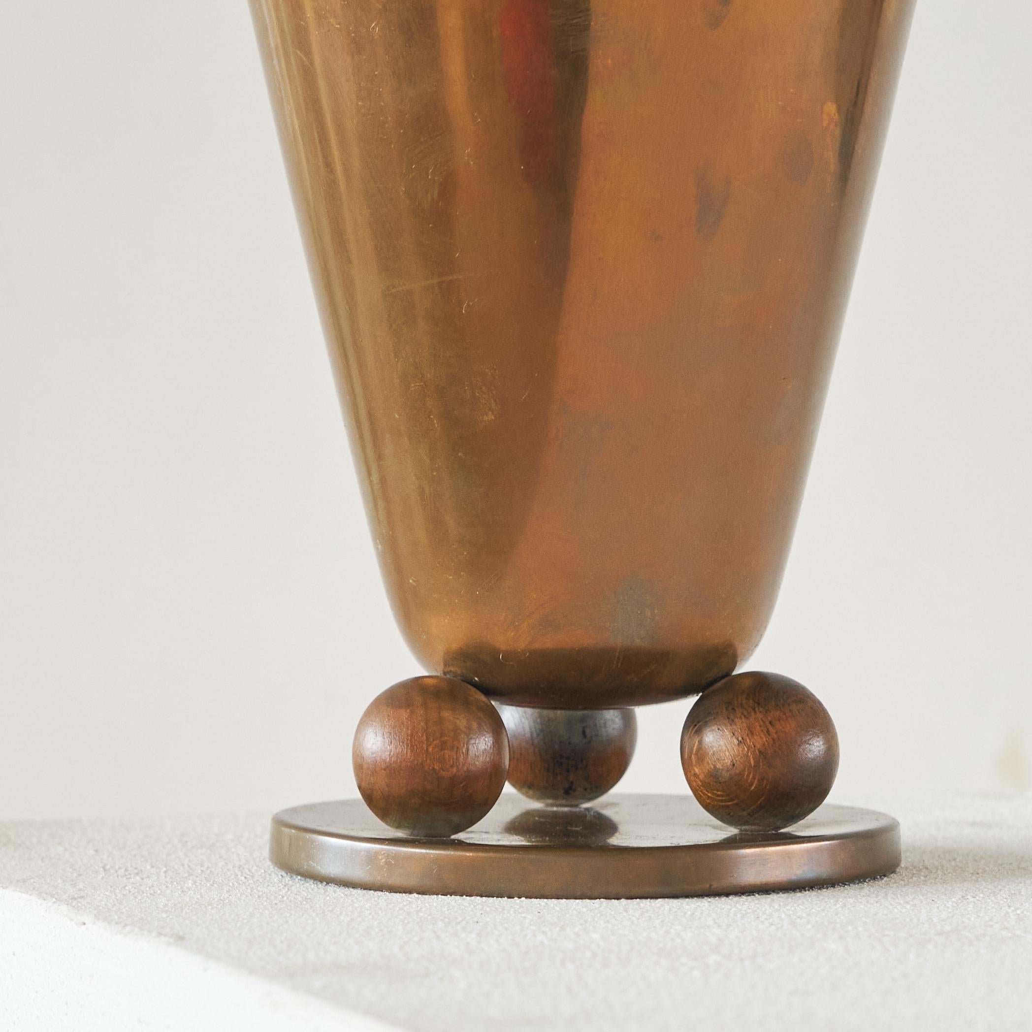 Art Deco Vase in Copper and Wood 1930s In Good Condition For Sale In Tilburg, NL