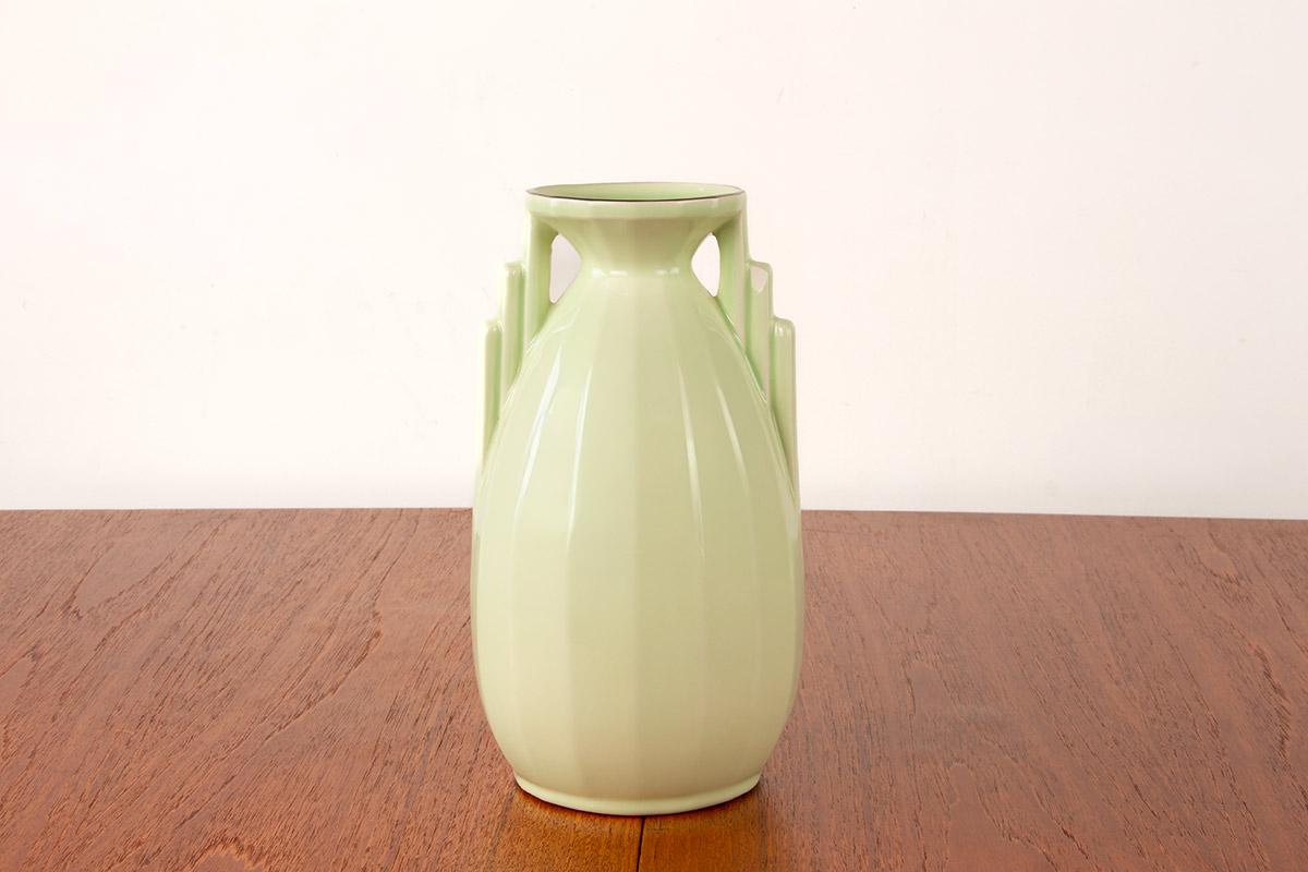 Superb large vase with typical Art Deco motifs and a large open neck encircled by a golden border.
The Digoin Sarreguemines factory was born from the merger of two earthenware factories: Sarreguemines (1790) and Digoin (1875).
Sarreguemines is