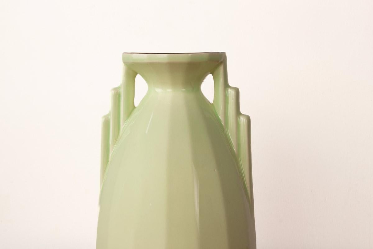 Art Deco vase in fine earthenware in apple green, by Digoin-Sarreguemines 1960. (Art déco) im Angebot