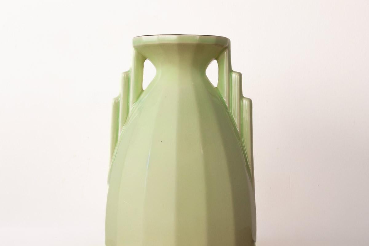 Art Deco vase in fine earthenware in apple green, by Digoin-Sarreguemines 1960. (Französisch) im Angebot