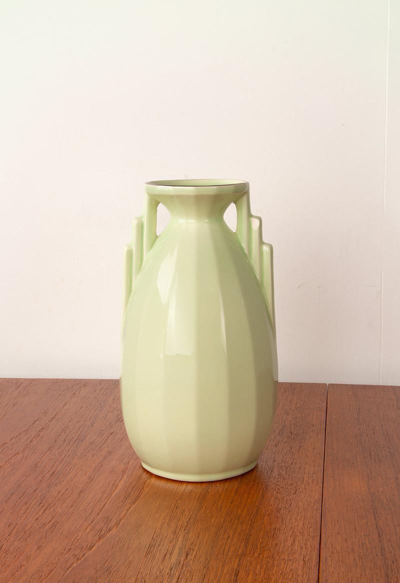 Art Deco vase in fine earthenware in apple green, by Digoin-Sarreguemines 1960. (Mitte des 20. Jahrhunderts) im Angebot