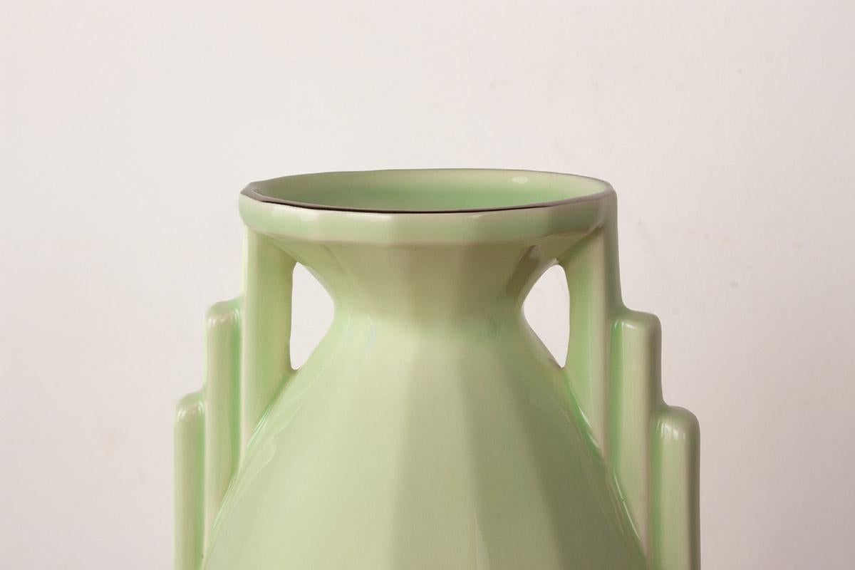Art Deco vase in fine earthenware in apple green, by Digoin-Sarreguemines 1960. im Angebot 1