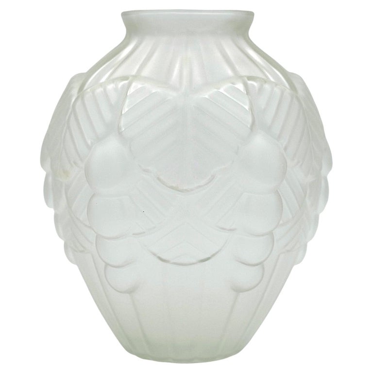 Vase Art Déco en verre dépoli En vente sur 1stDibs