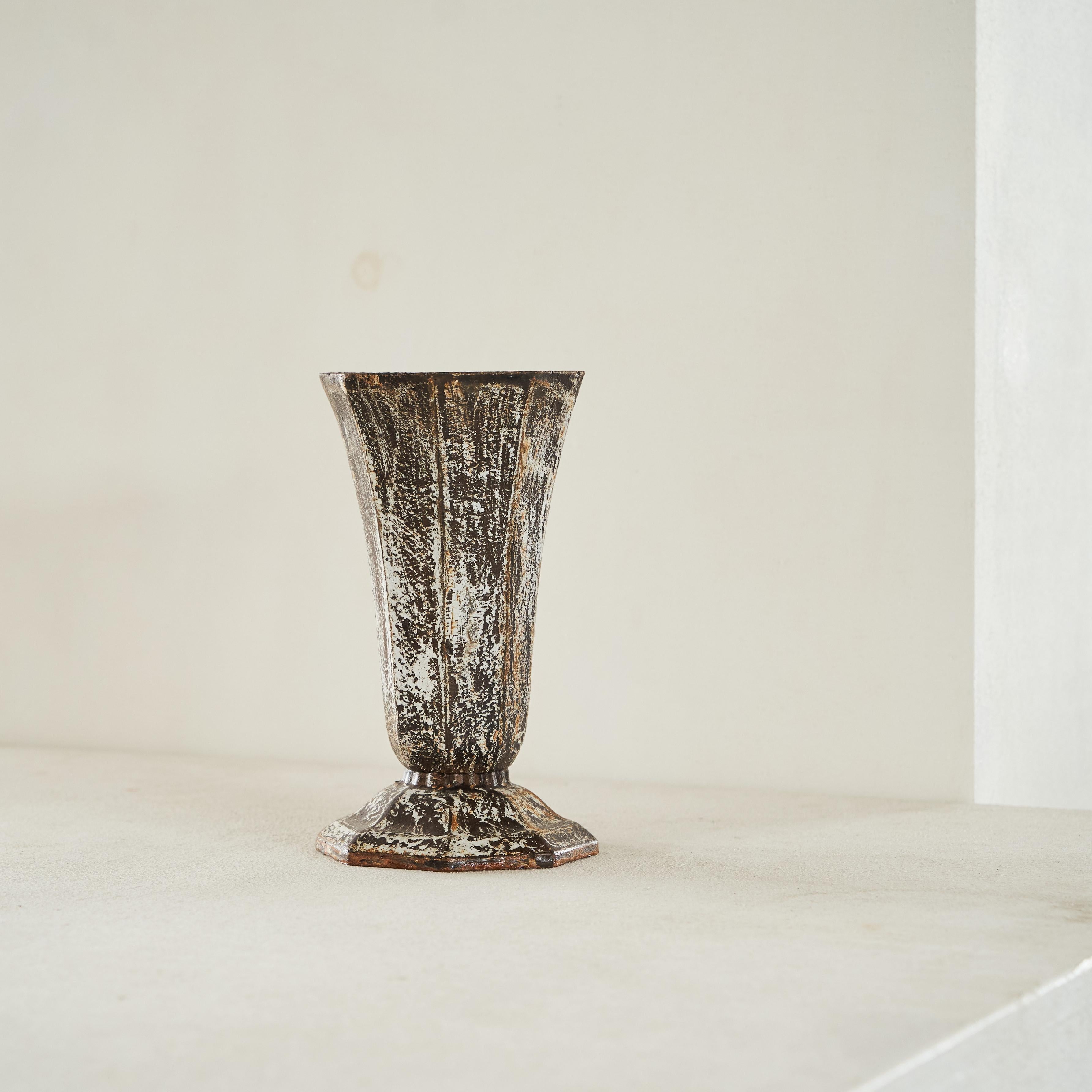 Vase Art déco en métal patiné et rouillé, Europe, années 1930.

Voici un magnifique vase art déco en fonte, richement patiné. Magnifiquement altéré et patiné par le temps - une véritable pièce wabi sabi. Superbe seul, mais aussi avec des fleurs ou