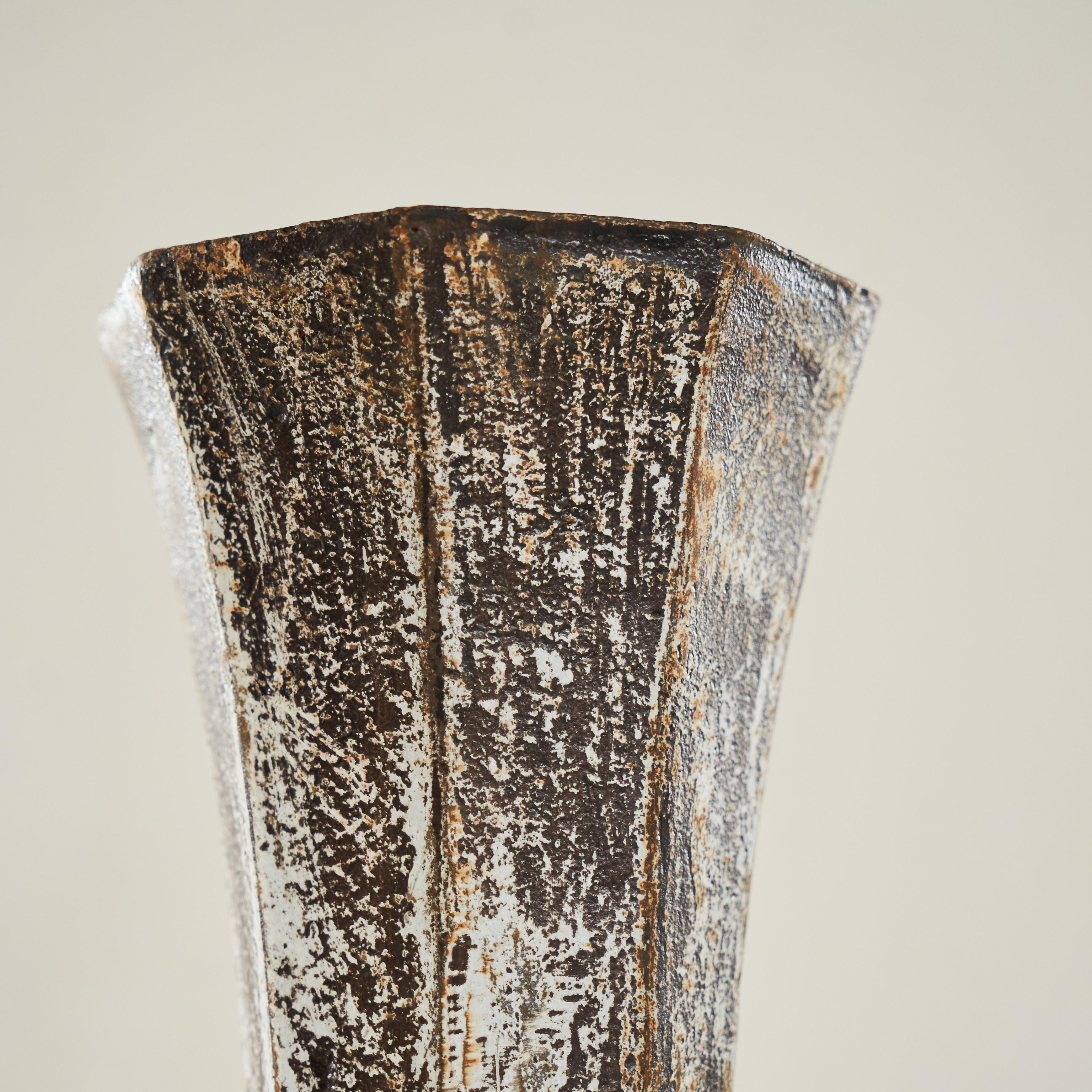 Vase Art déco en métal patiné et rouillé des années 1930 Bon état - En vente à Tilburg, NL