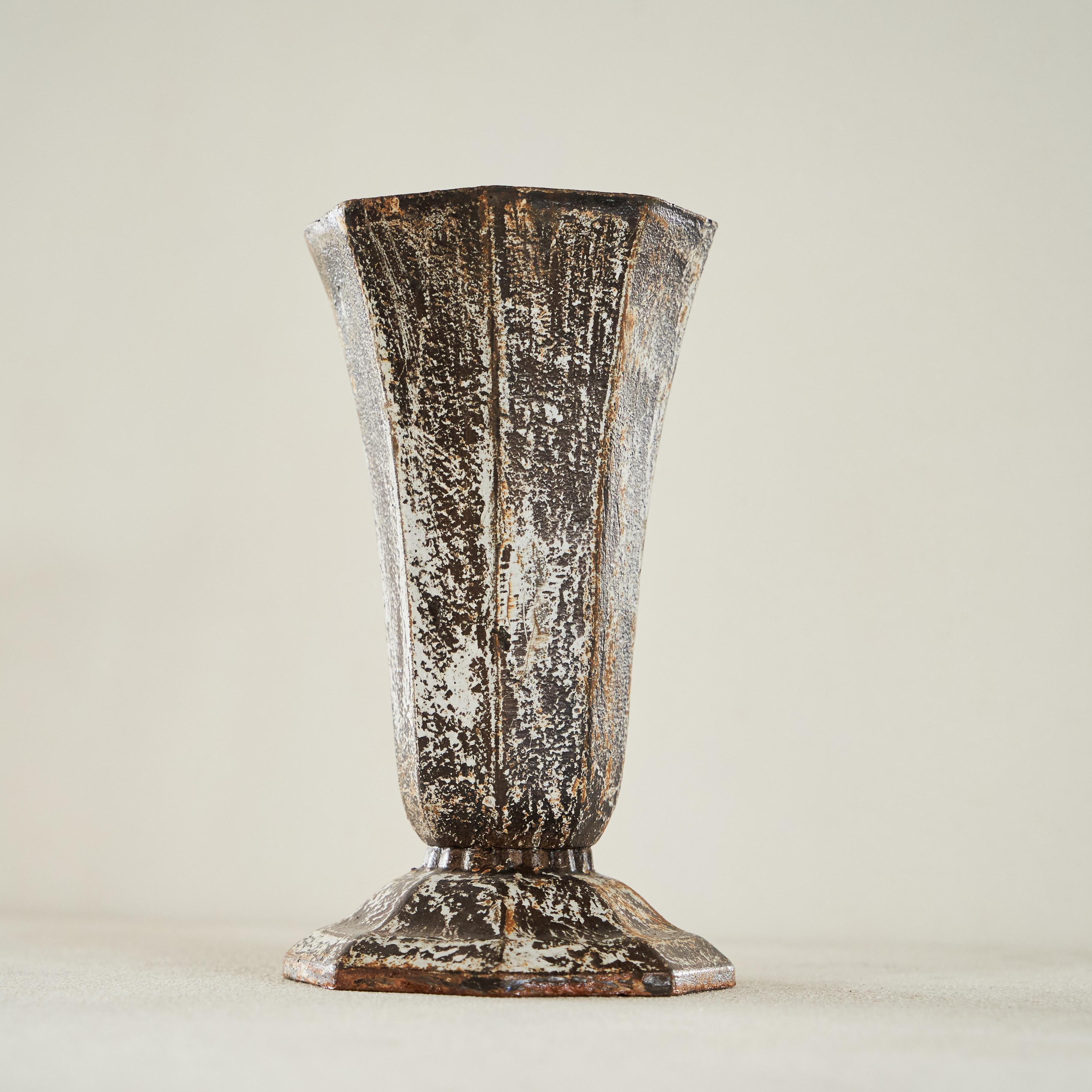 Vase Art déco en métal patiné et rouillé des années 1930 en vente 1