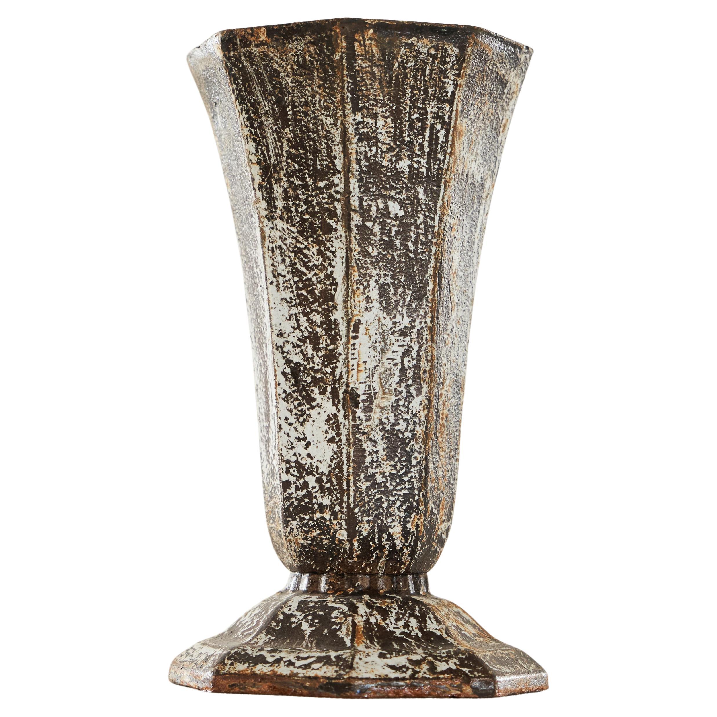 Vase Art déco en métal patiné et rouillé des années 1930 en vente