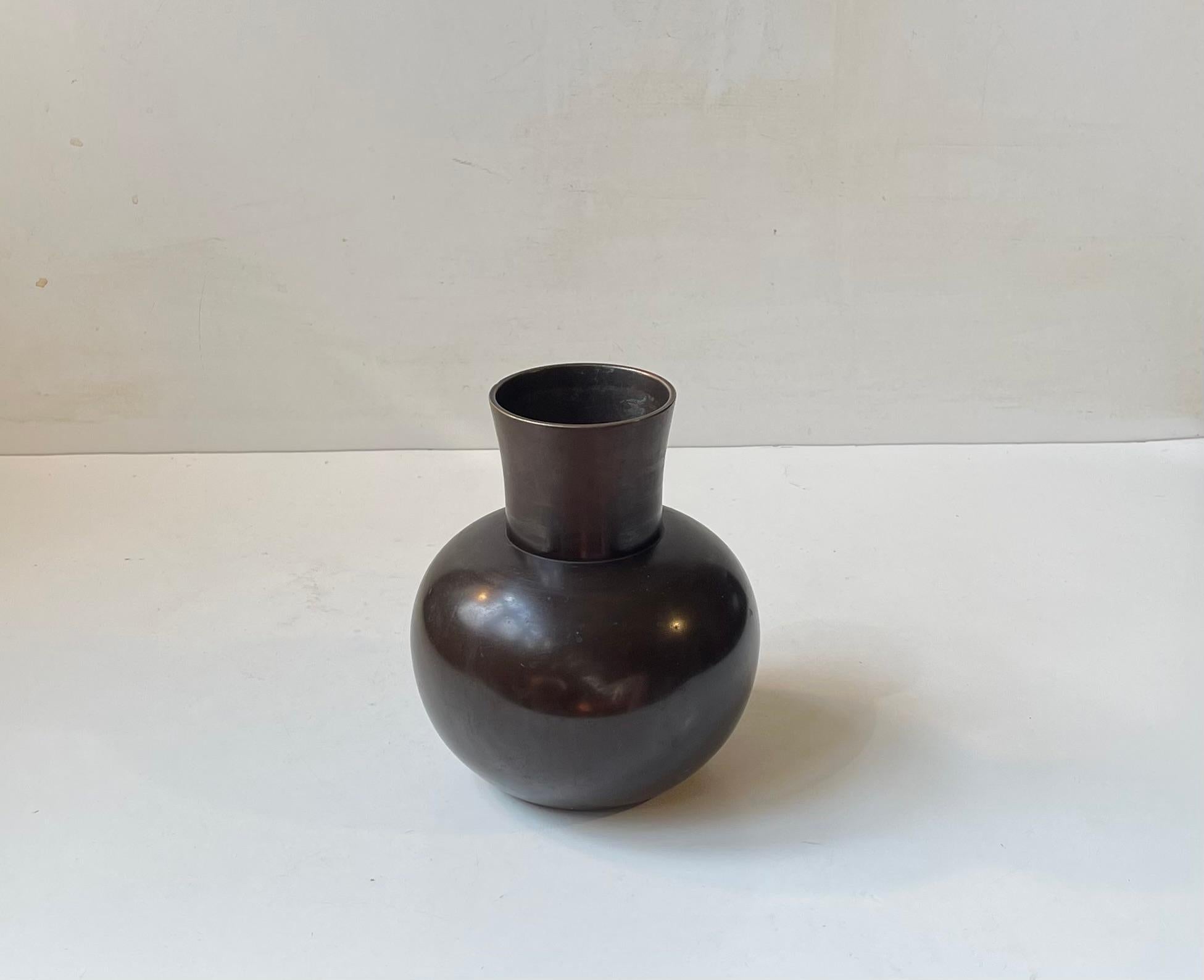 Eine japanisch inspirierte Vase aus massiver, schwerer Bronze. Schöne braune Patina mit dunkelgrünen Reflexen. Ein sehr taktiles Stück, das an Just Andersens beste Bronzestücke erinnert. Dies wurde jedoch von Bdr. Grage in Dänemark in der