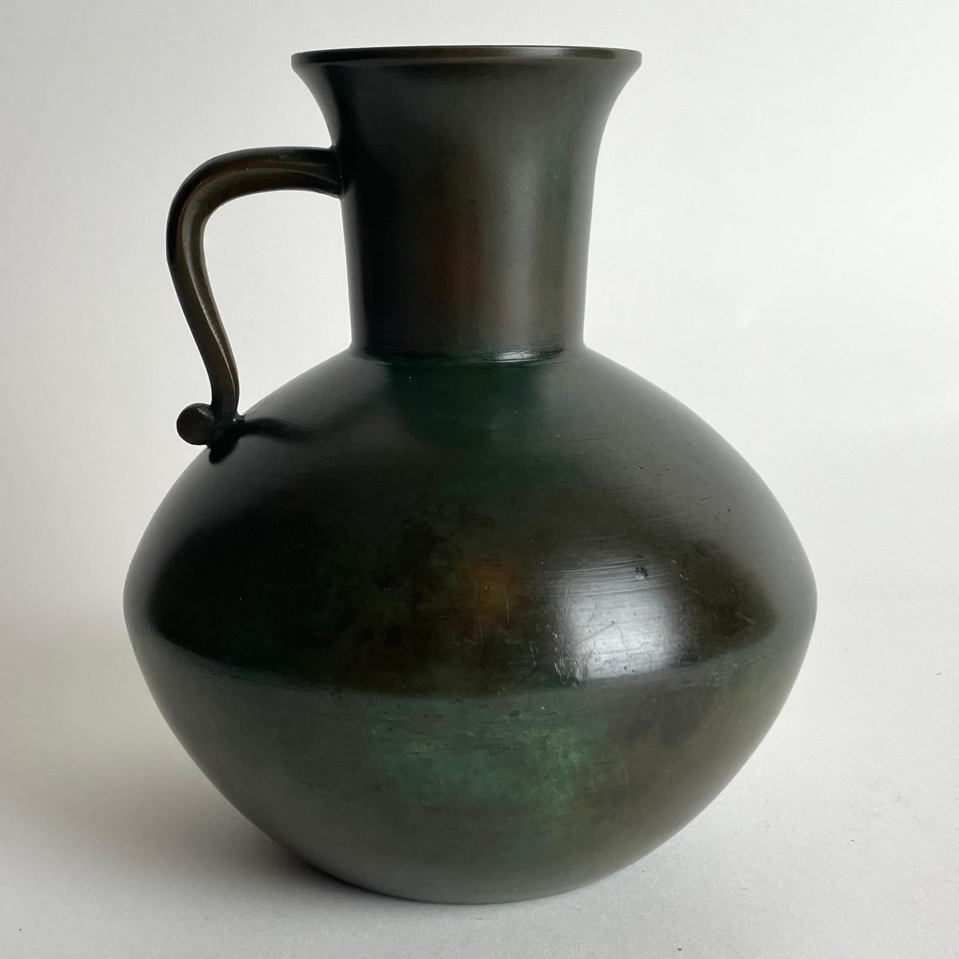 Beautiful Art Deco Vase in patinated bronze designed by Jacob Ängman (1876-1942) for GAB (Guldsmedsaktiebolaget) in Sweden during the 1930s.


Wear consistent with age and use 