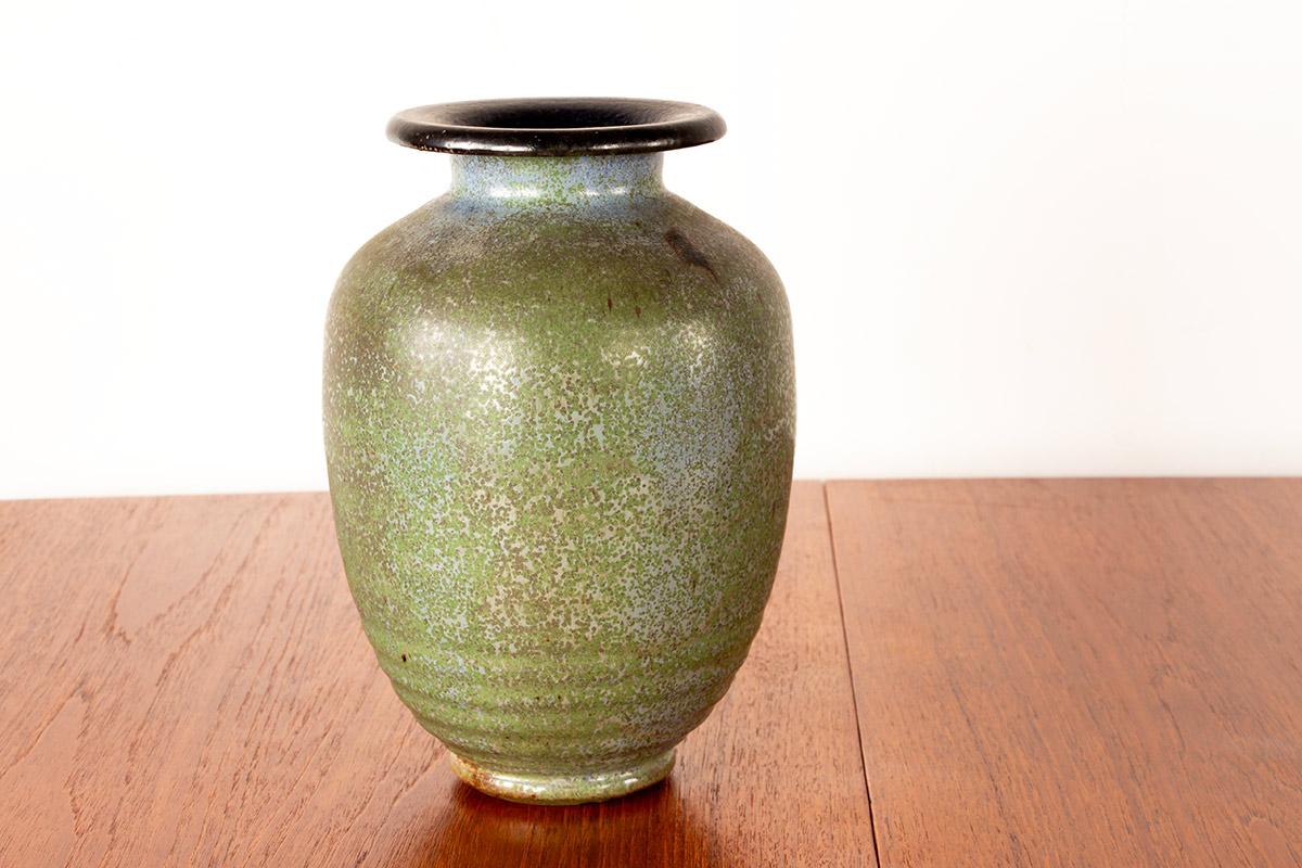 Art Déco Art Deco vase, in speckled green glazed stoneware, by Roger Guérin, 1930s. in vendita