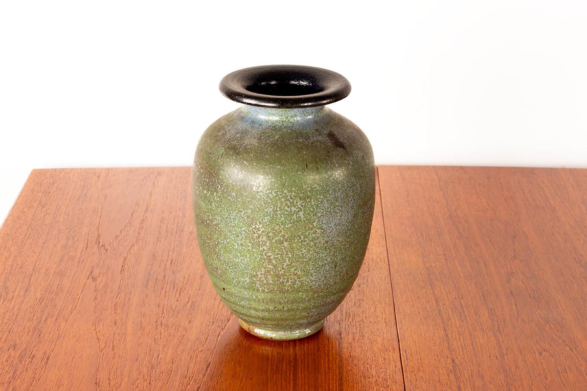 Belga Art Deco vase, in speckled green glazed stoneware, by Roger Guérin, 1930s. in vendita