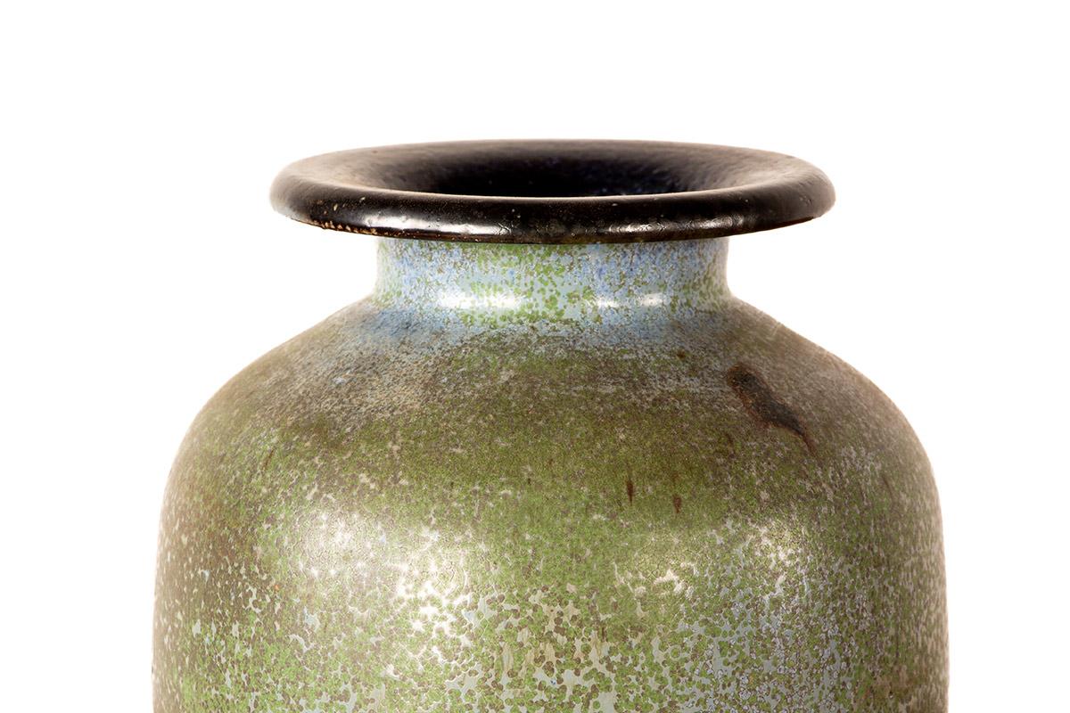 Art Deco vase, in speckled green glazed stoneware, by Roger Guérin, 1930s. In condizioni ottime in vendita a JOINVILLE-LE-PONT, FR