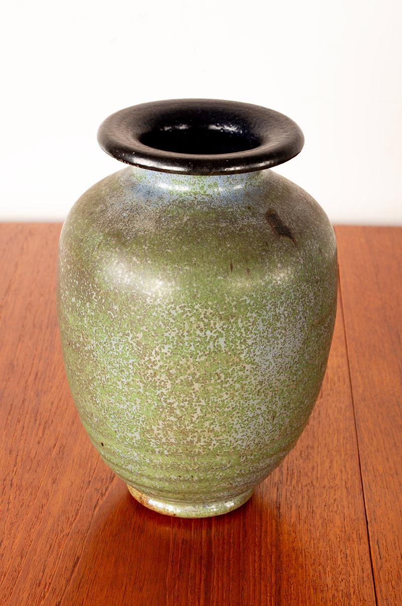 Grès porcellanato Art Deco vase, in speckled green glazed stoneware, by Roger Guérin, 1930s. in vendita