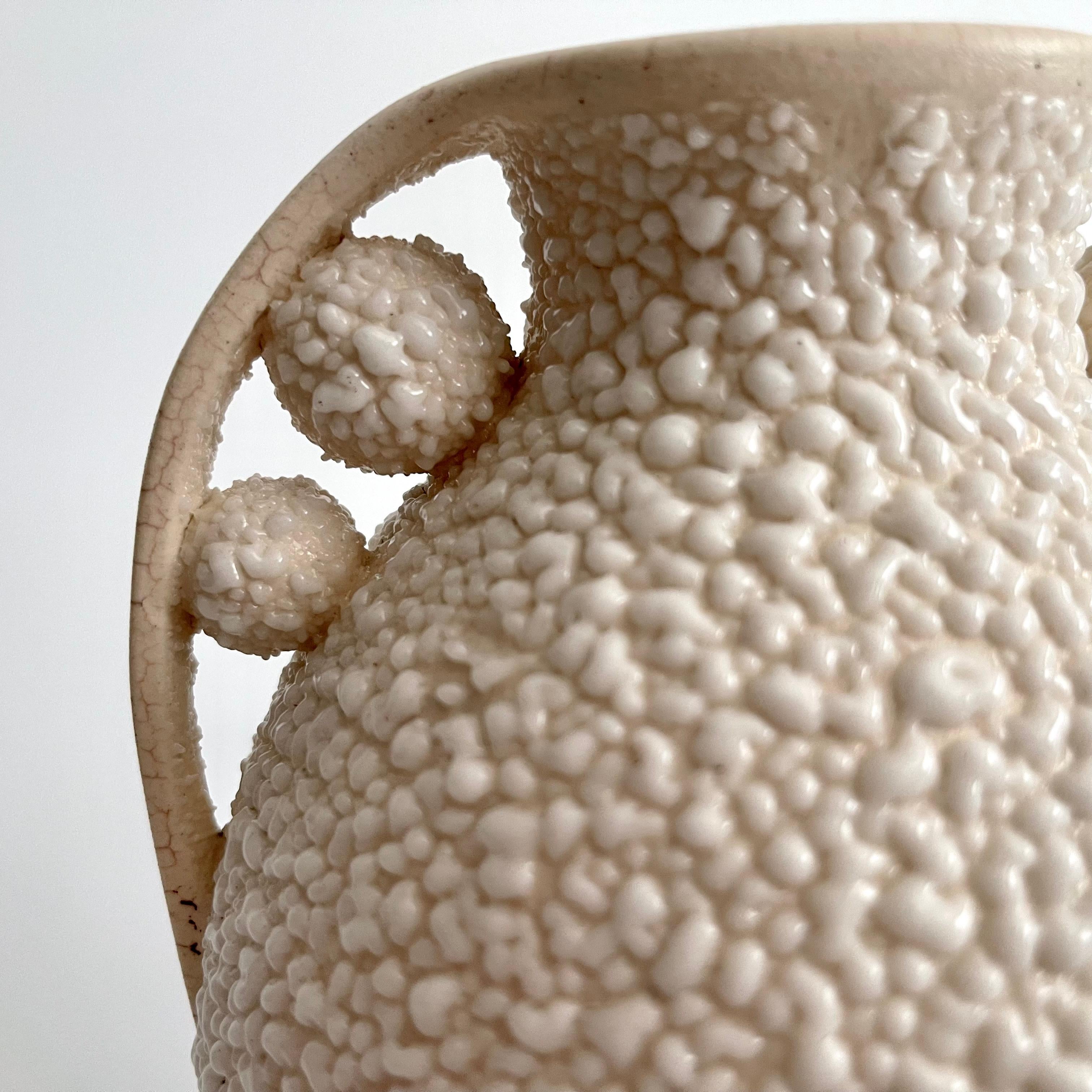 Schöne Art Deco Vase in der Art von Jean Bernard. Knackig emailliert mit nummerierten Granitkieseln auf dem Sockel.