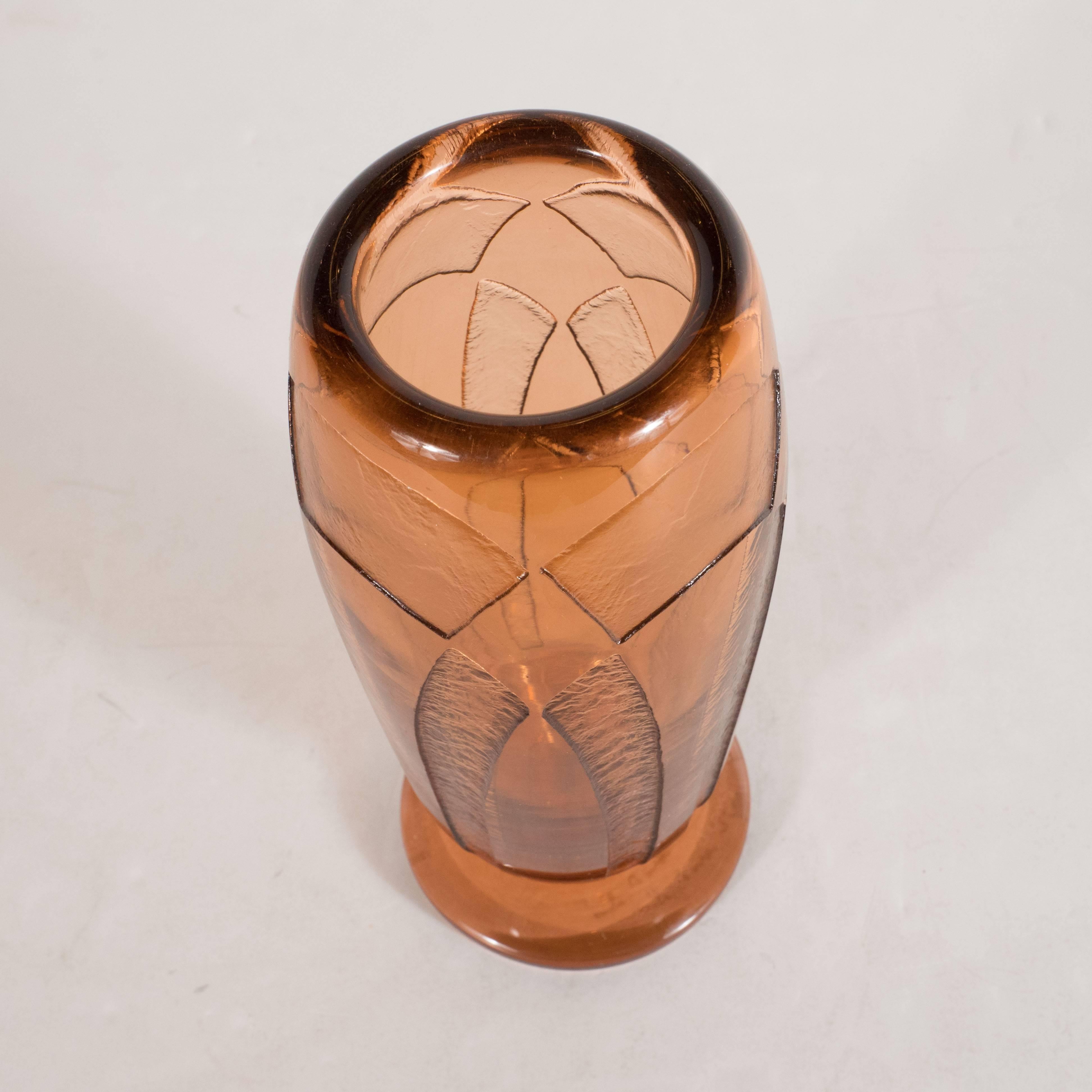 Art-déco-Vase in durchscheinendem Cognac mit kubistischen geometrischen Mustern (Mitte des 20. Jahrhunderts) im Angebot