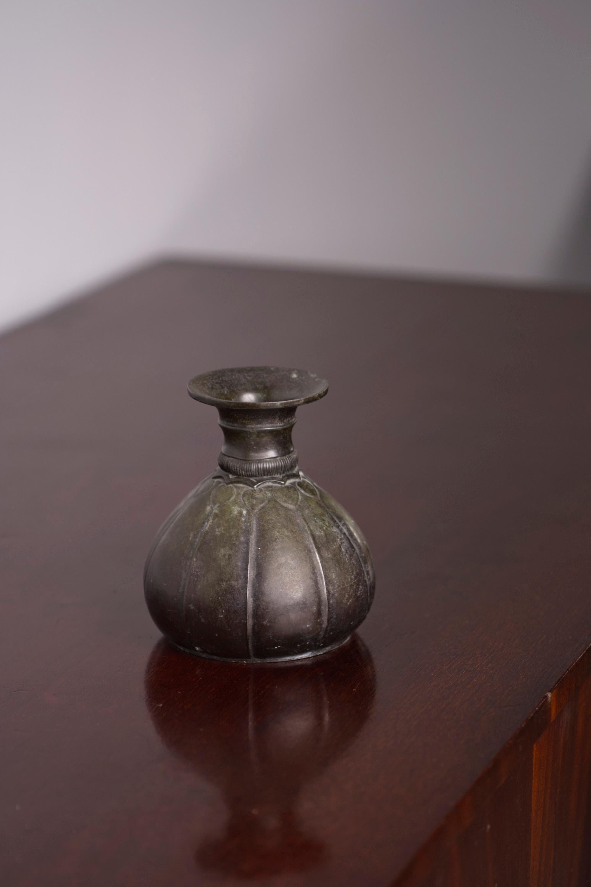 Art Deco Vase Model D88 in Disco Metal by Just Andersen – Denmark, 1930s

This elegant Art Deco vase, model D88, was designed by Just Andersen in the 1930s and crafted in his signature Disco Metal—a unique alloy developed by Andersen with a soft,