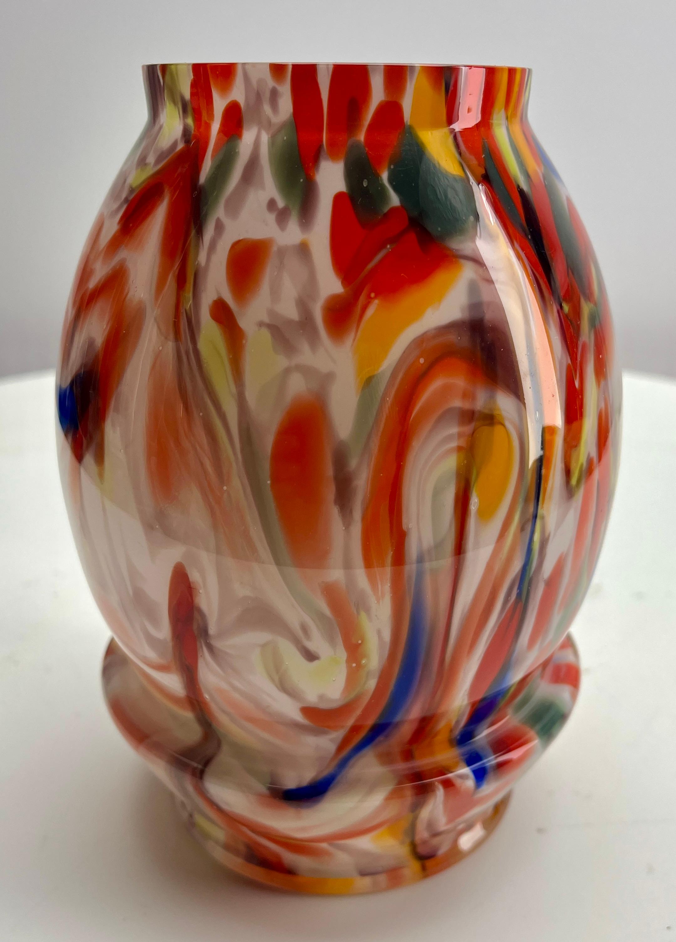 Scailmont - Art Deco Vase aus buntem, mehrschichtigem Glas

Die Dokumentation ist in dem Buch Les Verreries de Scailmont zu finden
a l epoque Art Deco. 

Diese in Belgien zur Zeit des Art déco hergestellten Gläser weisen einige Formen und Dekore