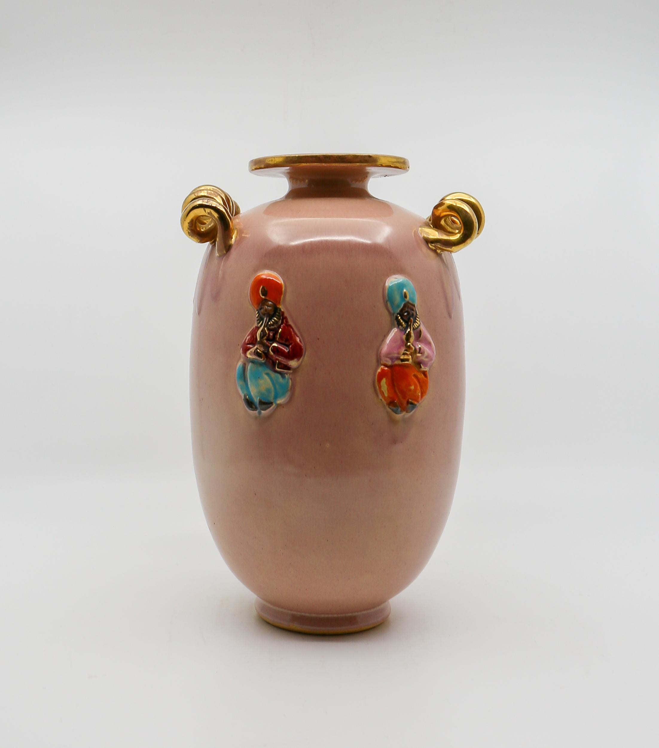 Vase in monochromer pfirsichfarbener Ausführung mit goldfarbenen Ornamenten und orientalischen Figuren.



