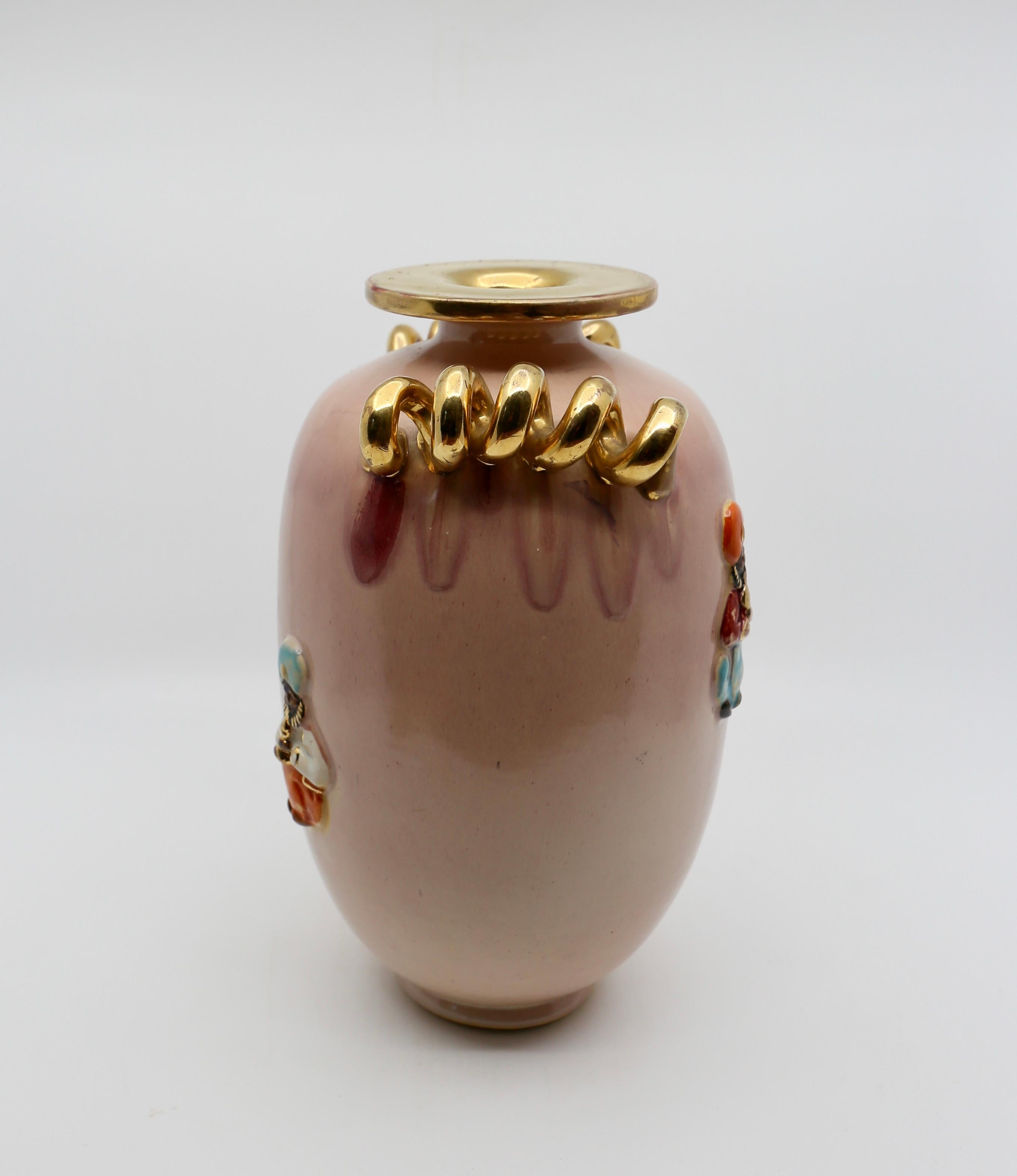 Art déco-Vase, Pfirsich und Gold mit orientalischen Figuren, 1940er Jahre (20. Jahrhundert) im Angebot