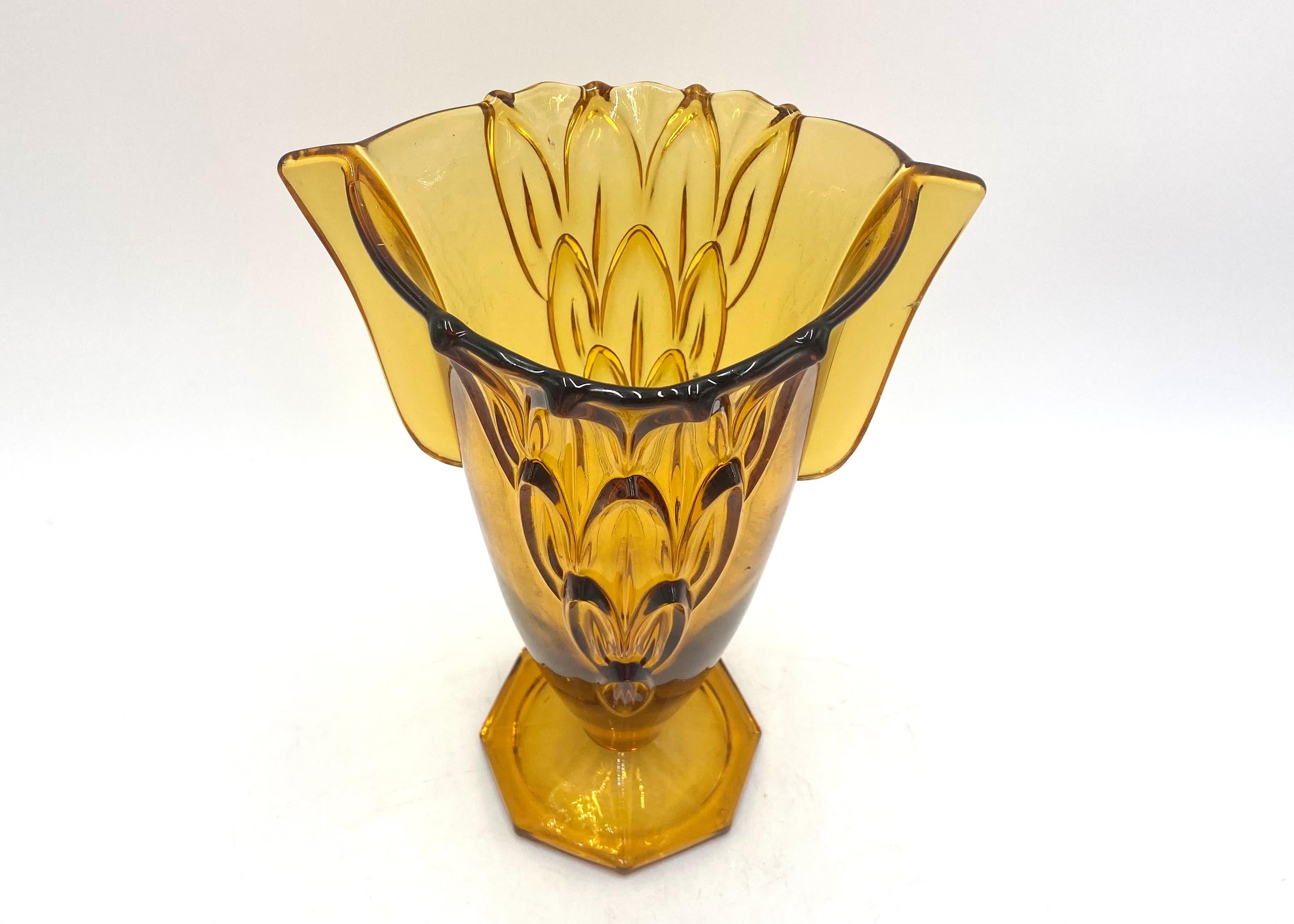 A glass vase in the Art Deco style, model 19085, amber in a leafy pattern.

Produced by Hermanova Hut / Stolzle in the Czech Republic in the 1930s.

Very good condition.

Measures: height 26cm, width 17cm, depth 13.5cm.