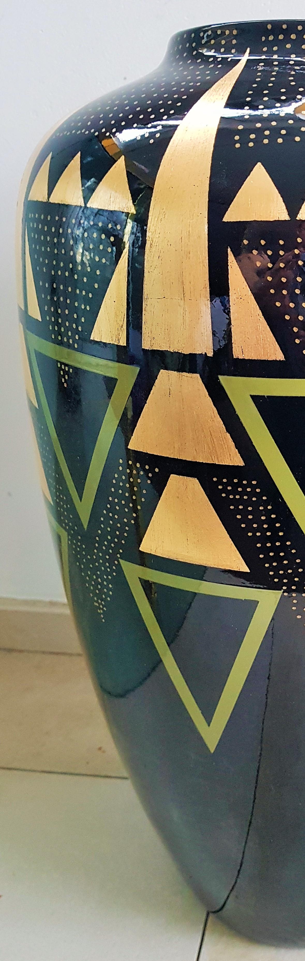 Large Art Deco vase in the style of Jean Style Dunand. Porcelain with high gloss lacquer and gold leaf details.

Contemporary. Handmade by artist Eliade Ispas.