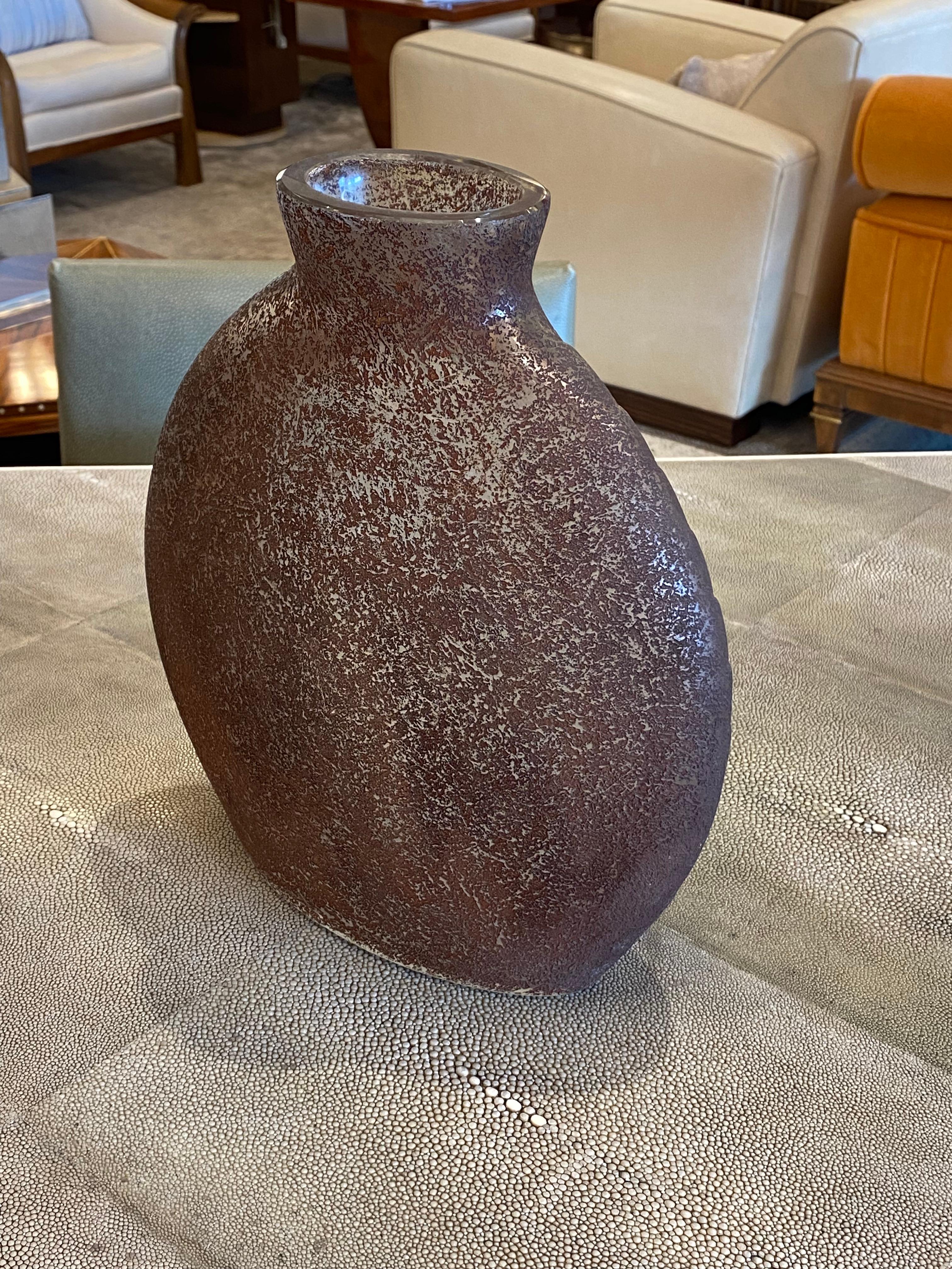 Art Deco Vase with a Floral Design by David Gueron Degue In Good Condition For Sale In Miami, FL