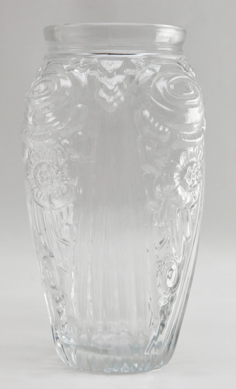 Art Deco Vase with Frosted Flower Motif, Julius Stolle 'Niemen Stolle, Poland' In Good Condition For Sale In Verviers, BE