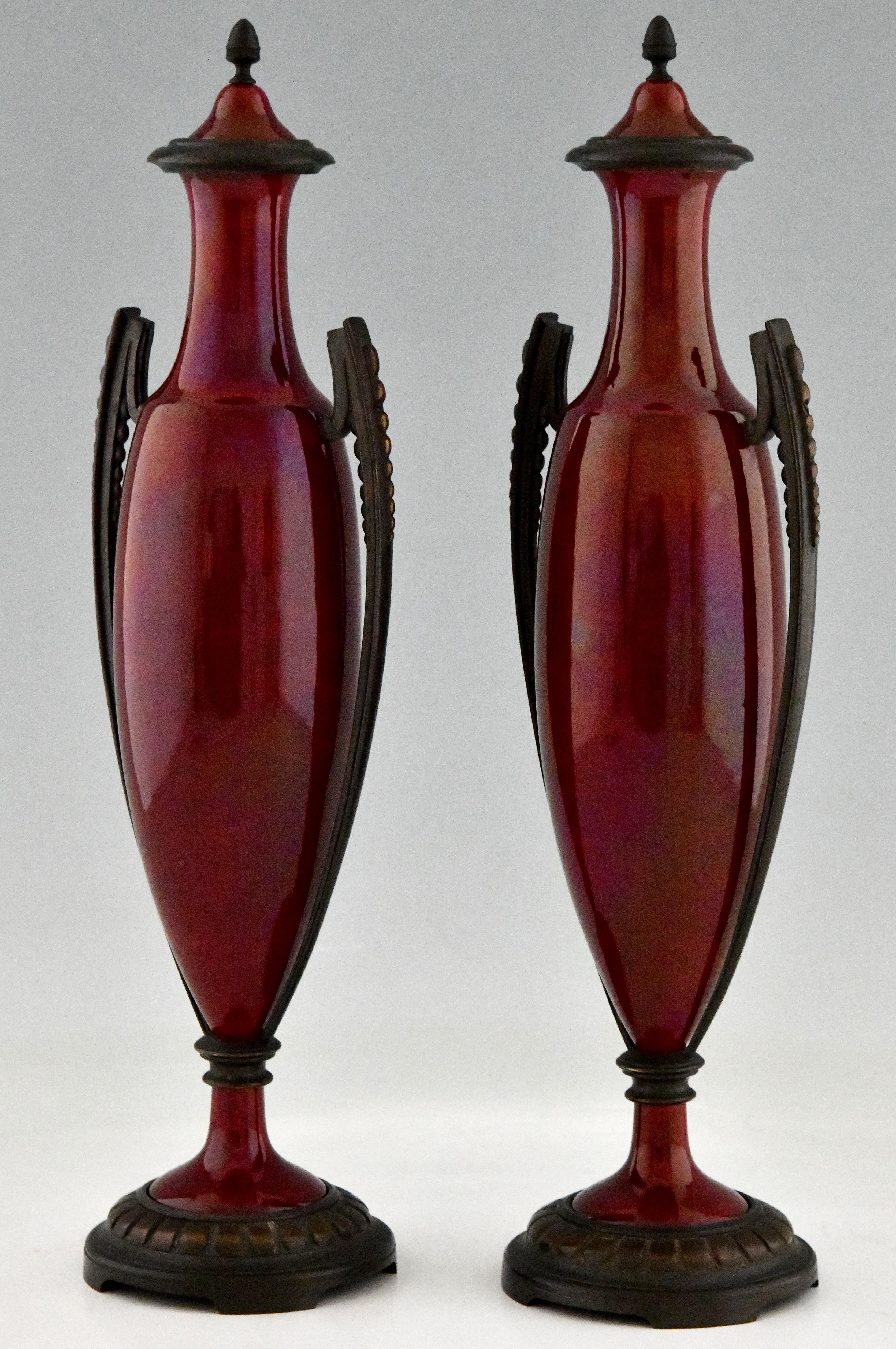 Paar französische rote Keramikvasen oder -urnen des Art déco mit dunkelroter Glasur und Bronzedekor. Paul Milet (1870-1950), Sohn von Optat Milet. Frankreich 1920.