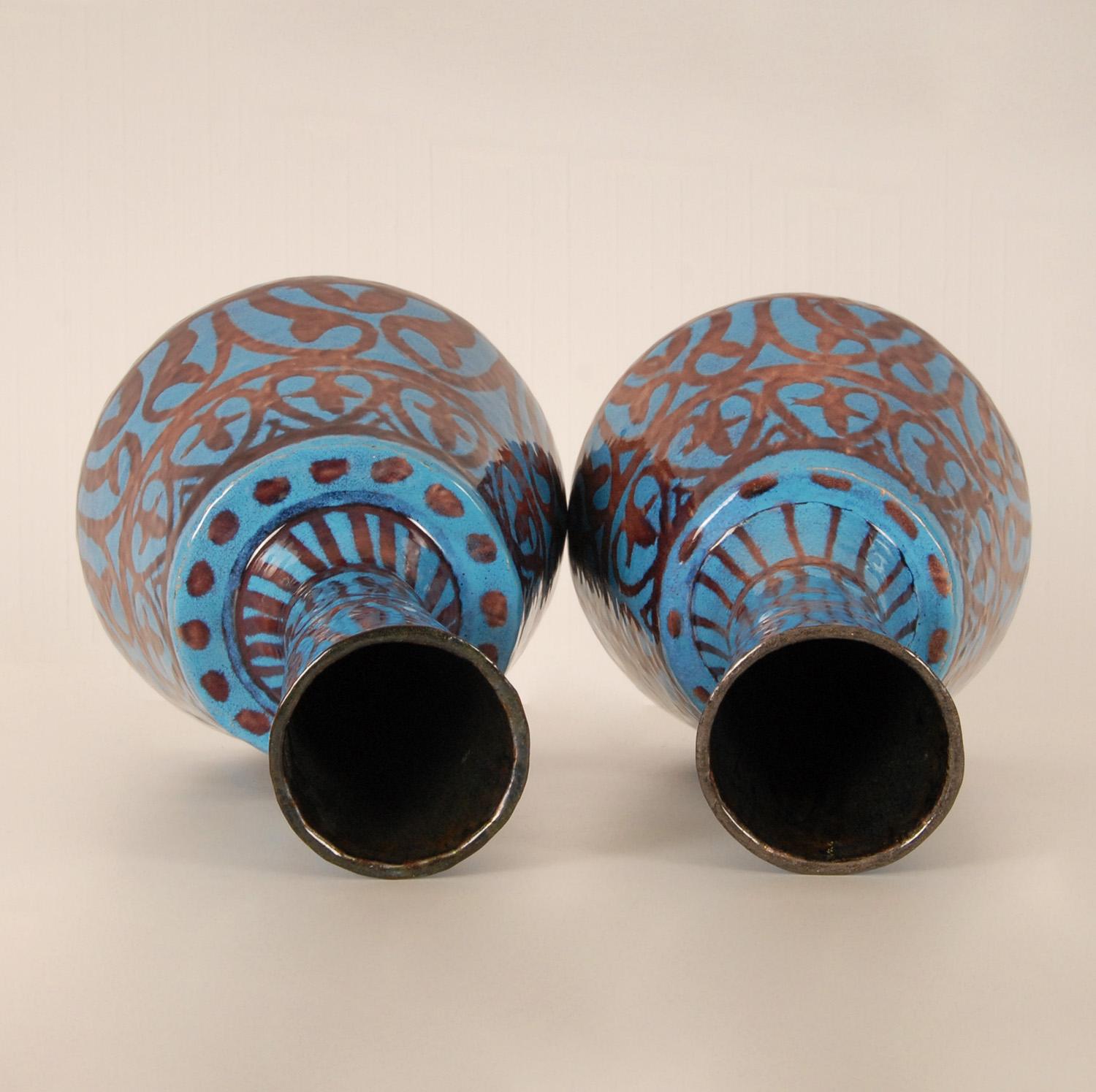 Vases Art Déco bleu turquoise et émail irisé sur cuivre motif géométrique Va en vente 7